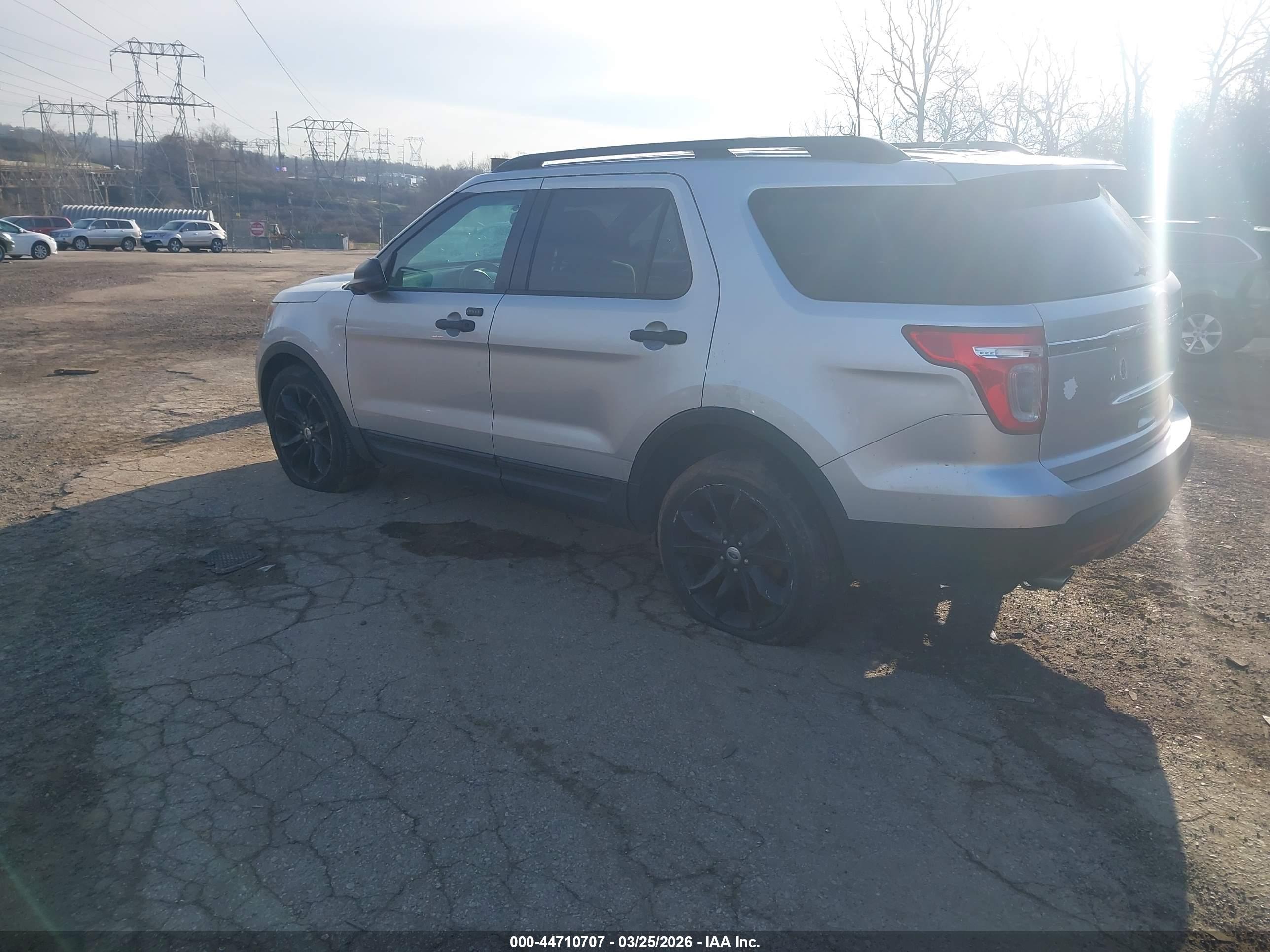 FORD EXPLORER image 3