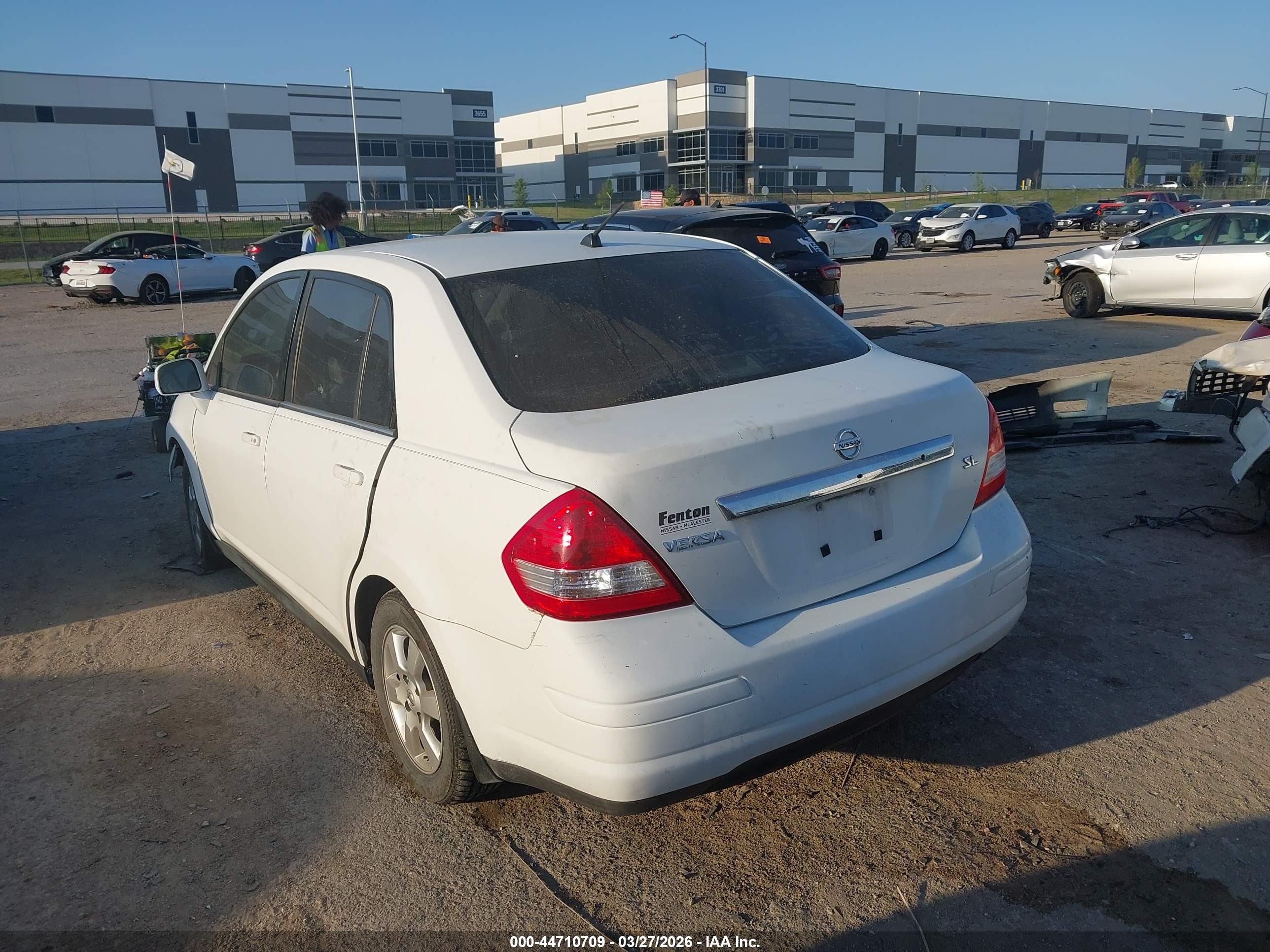 NISSAN VERSA image 3