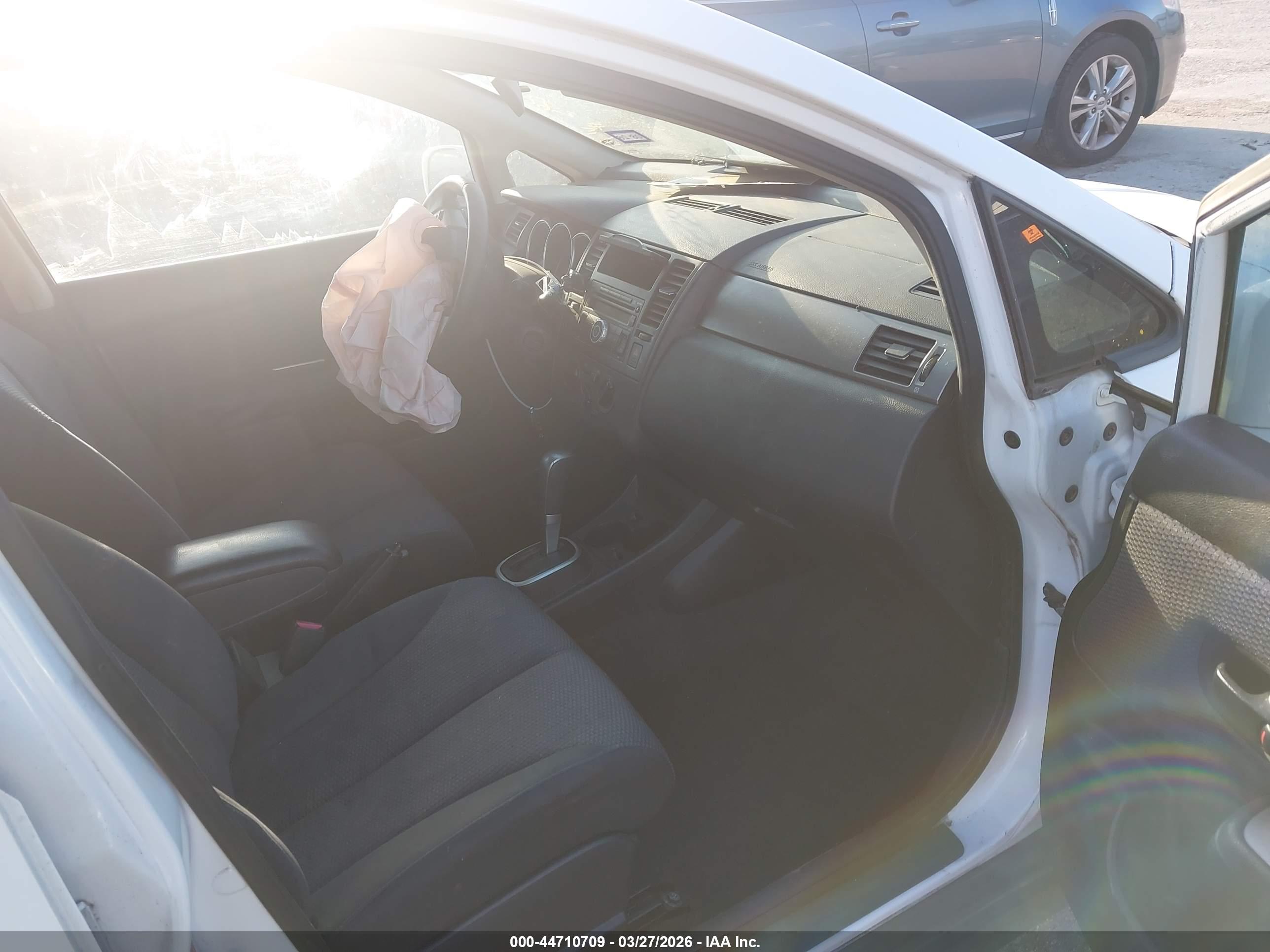 NISSAN VERSA image 5