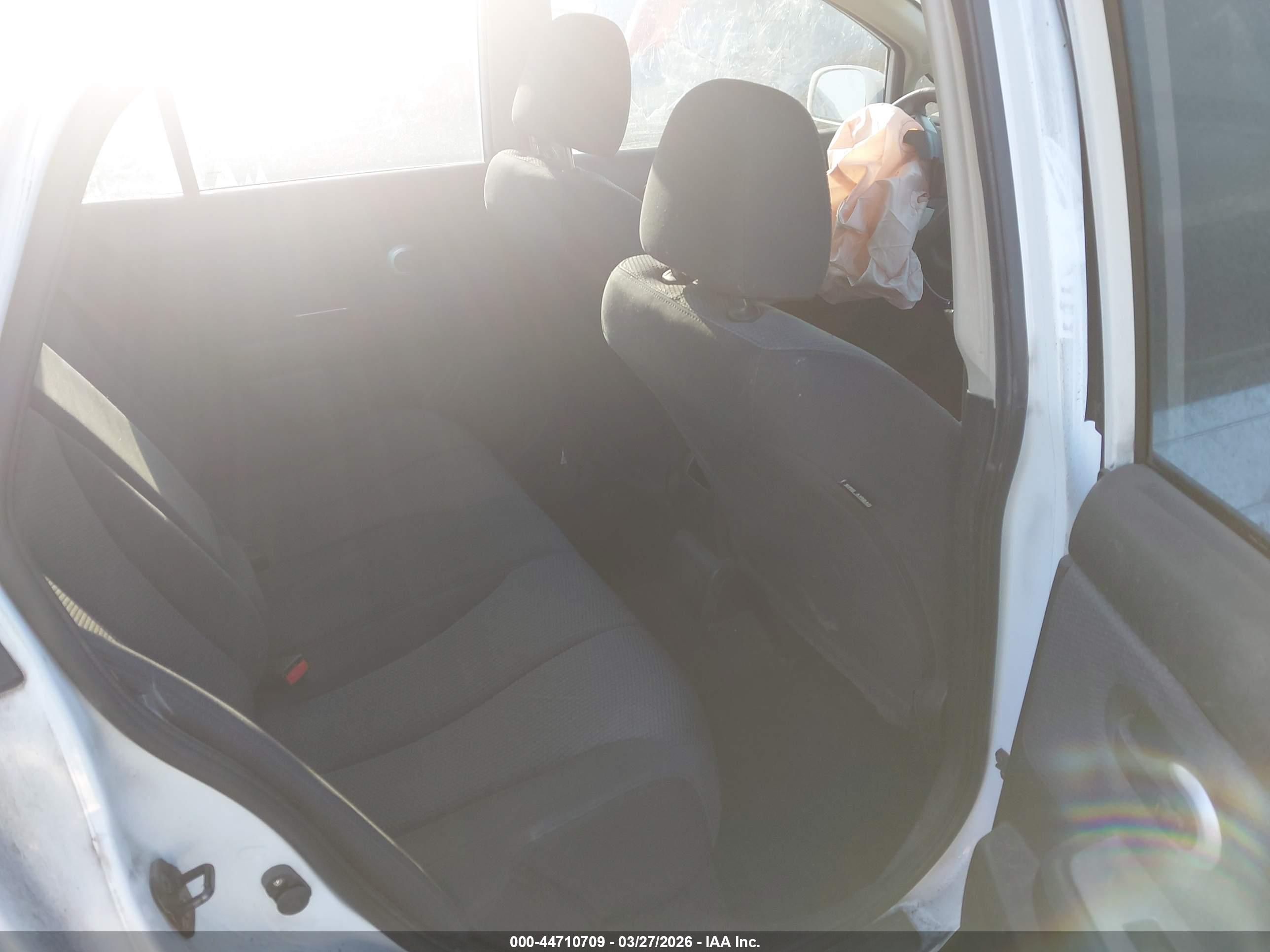 NISSAN VERSA image 8