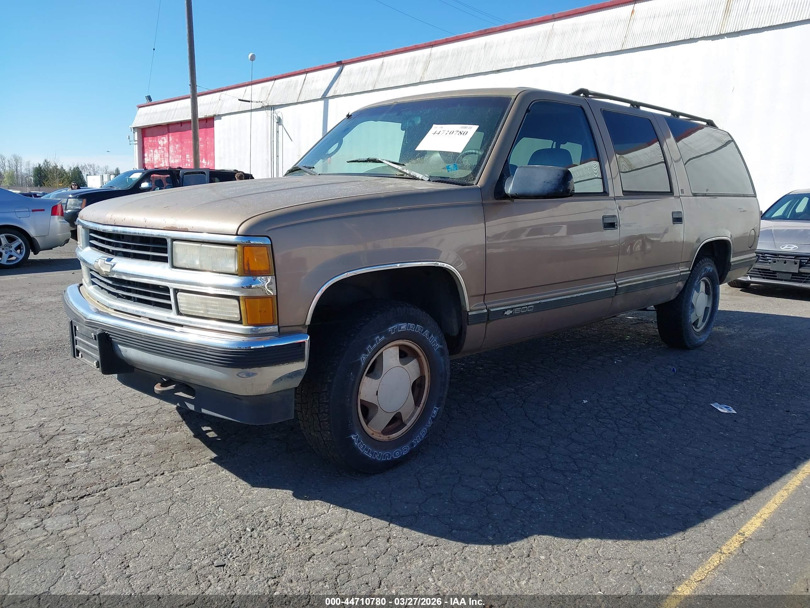 CHEVROLET SUBURBAN image 2