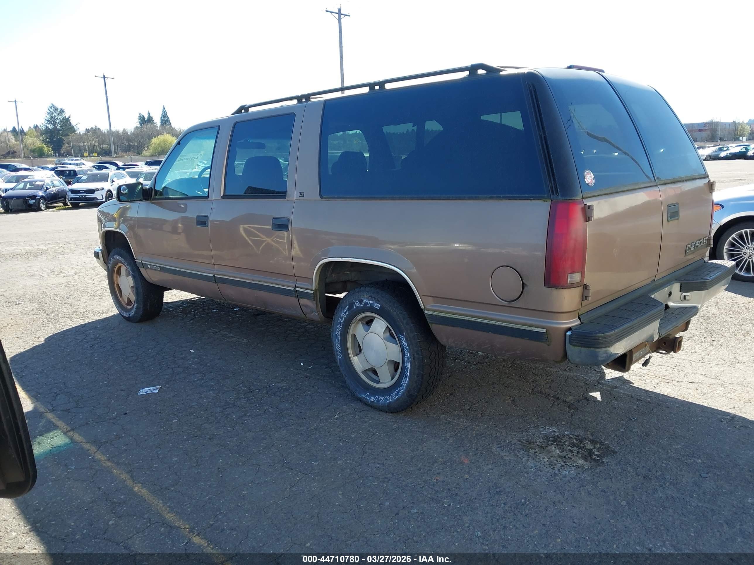 CHEVROLET SUBURBAN image 3