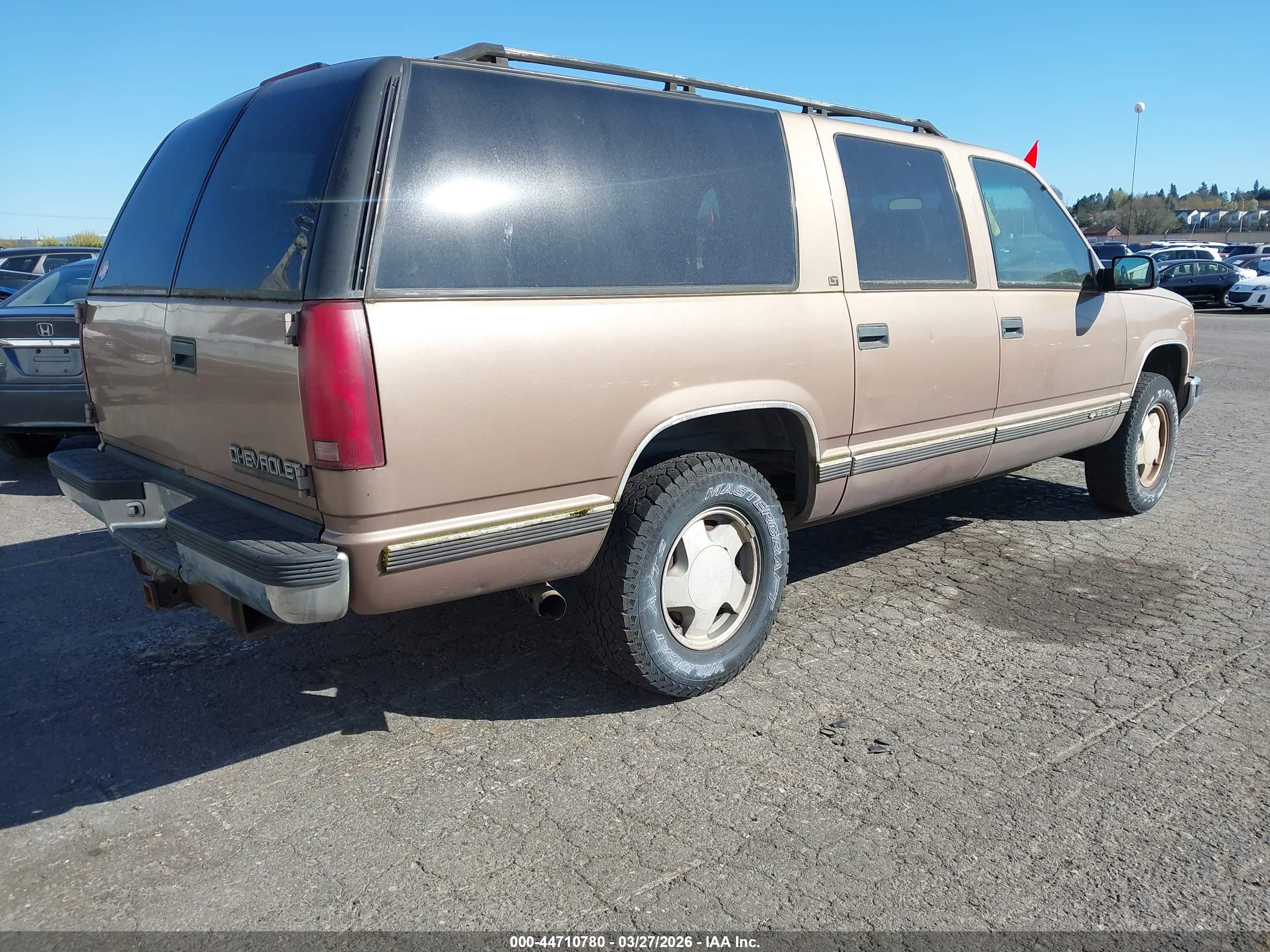 CHEVROLET SUBURBAN image 4