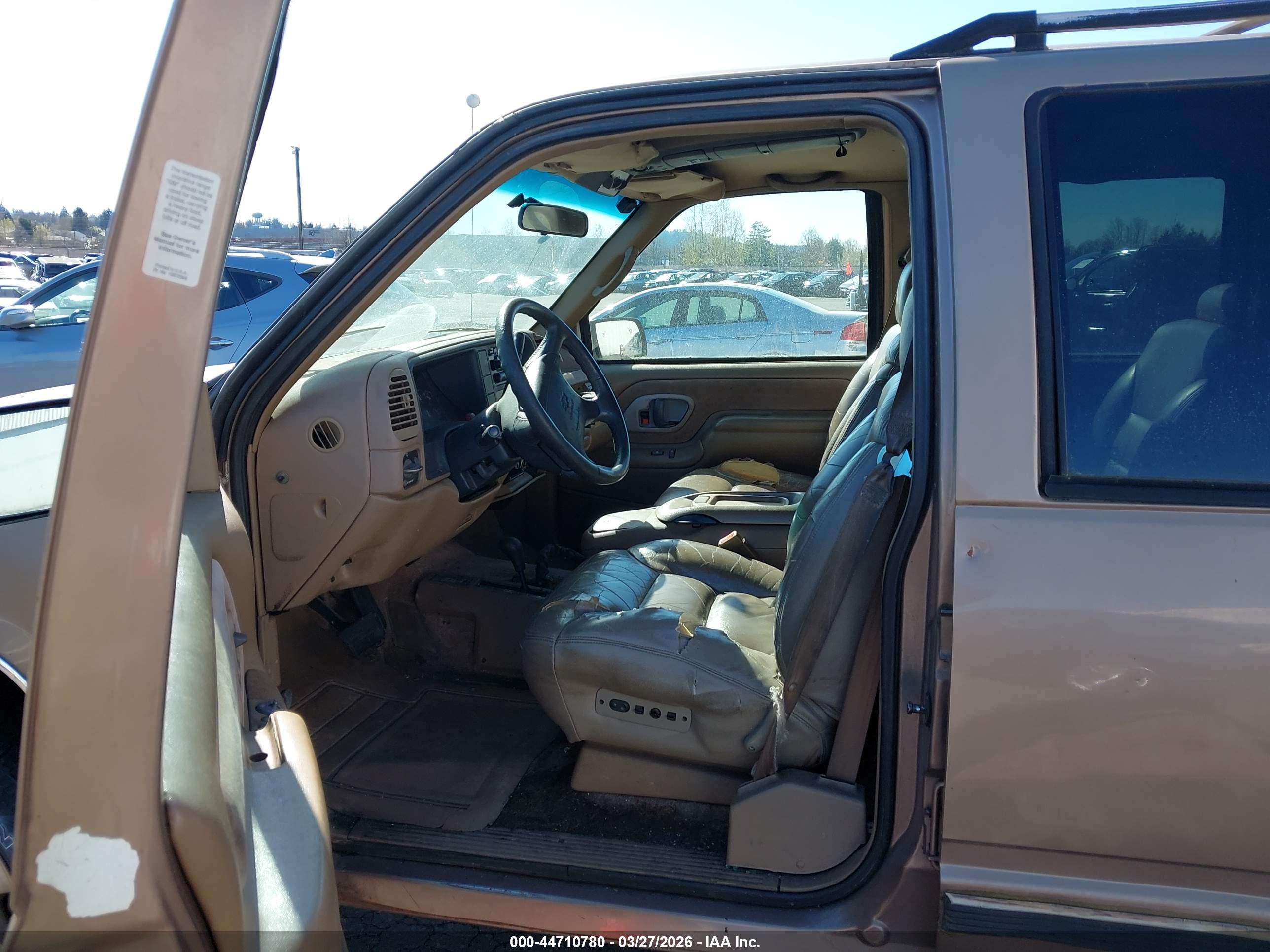 CHEVROLET SUBURBAN image 5