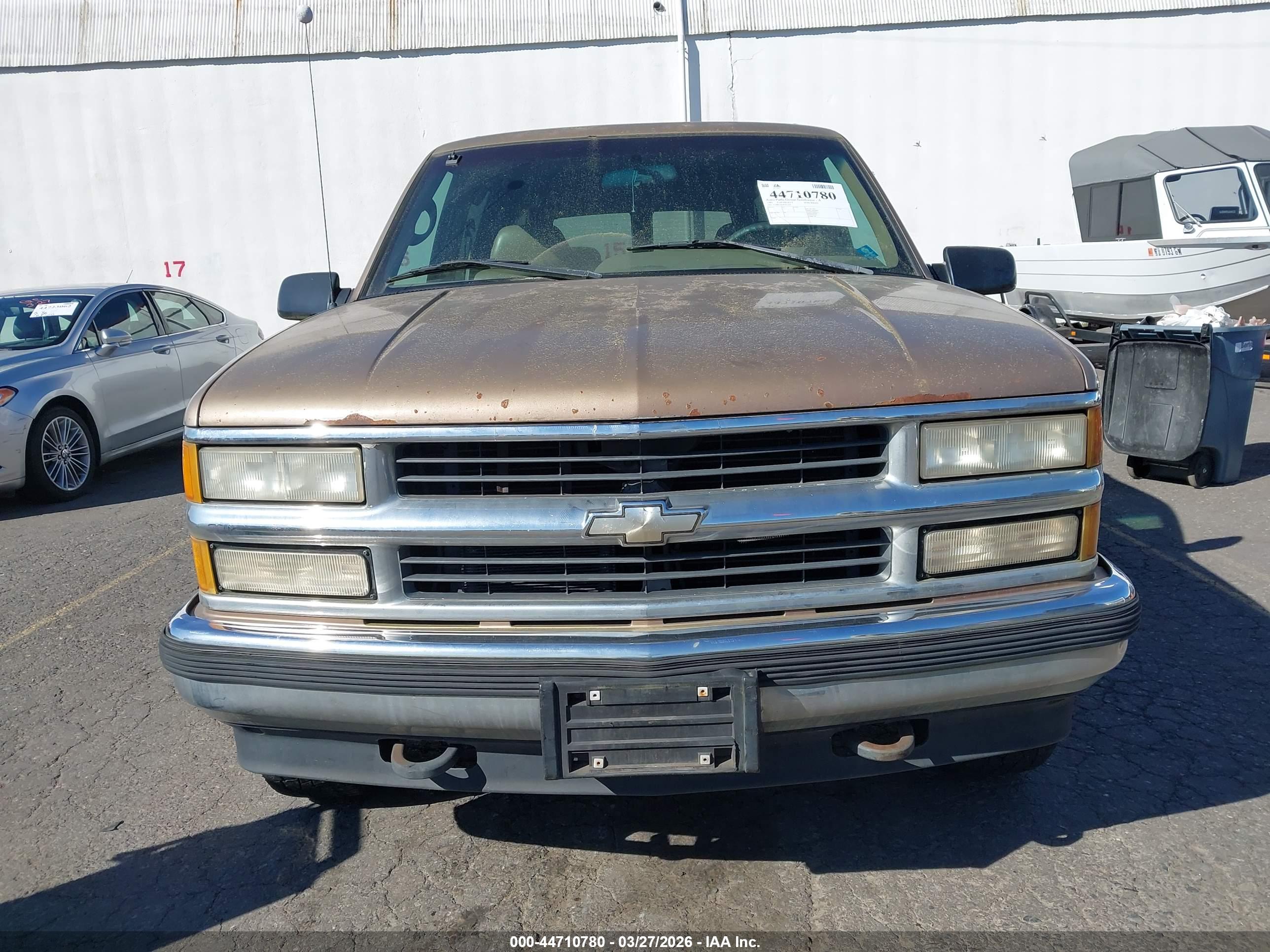 CHEVROLET SUBURBAN image 6