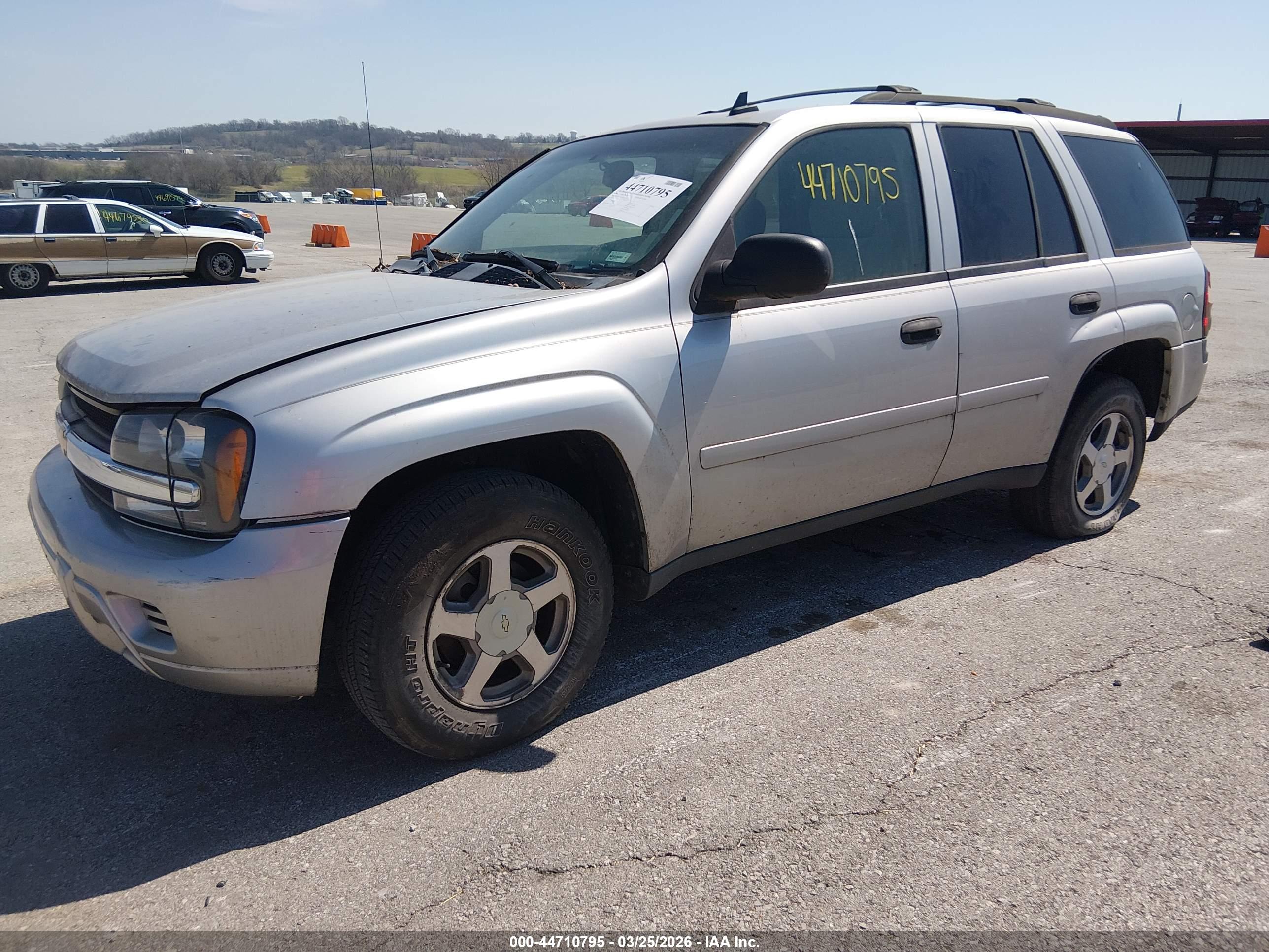 CHEVROLET TRAILBLAZER image 2