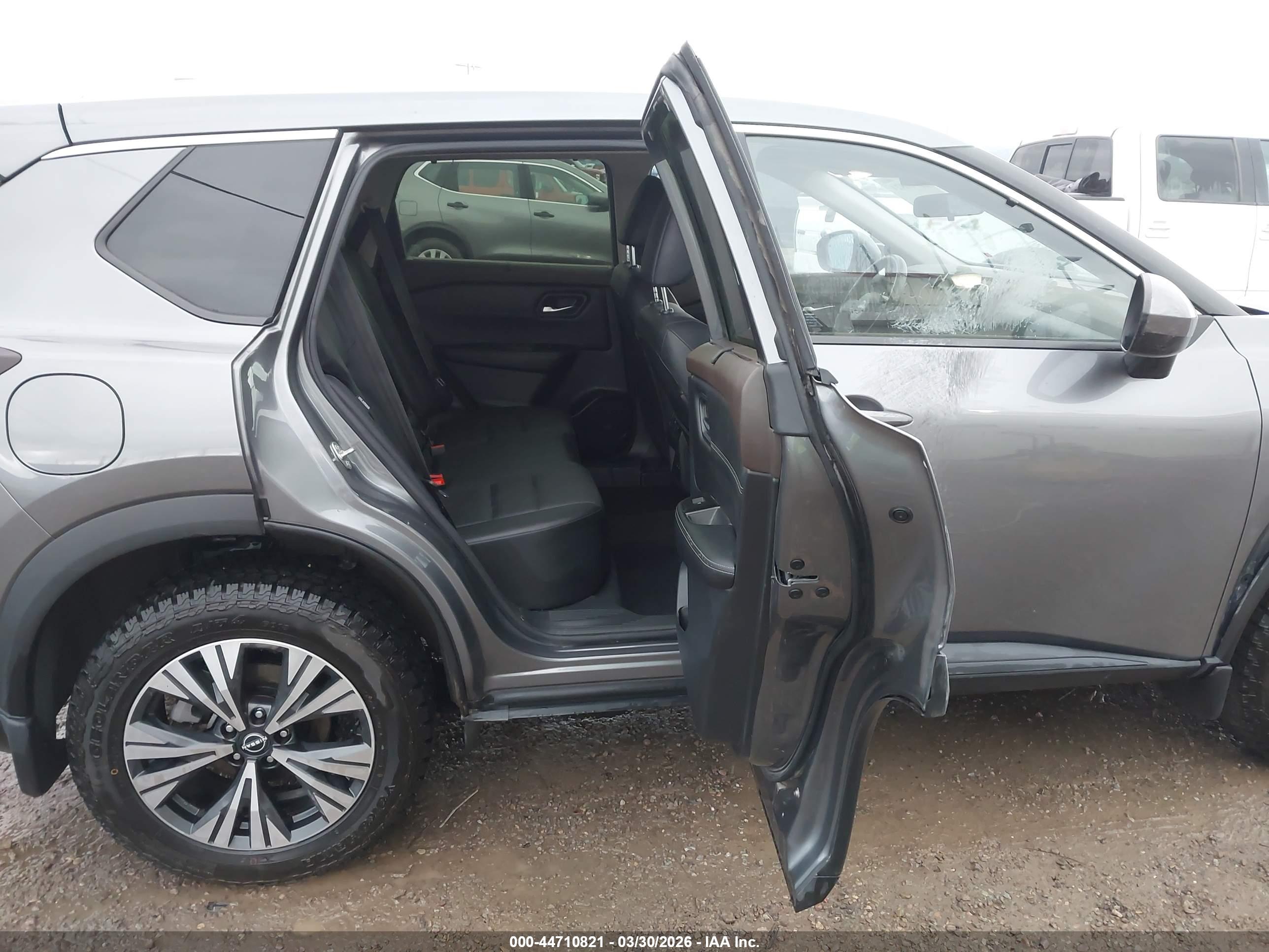 NISSAN ROGUE image 8