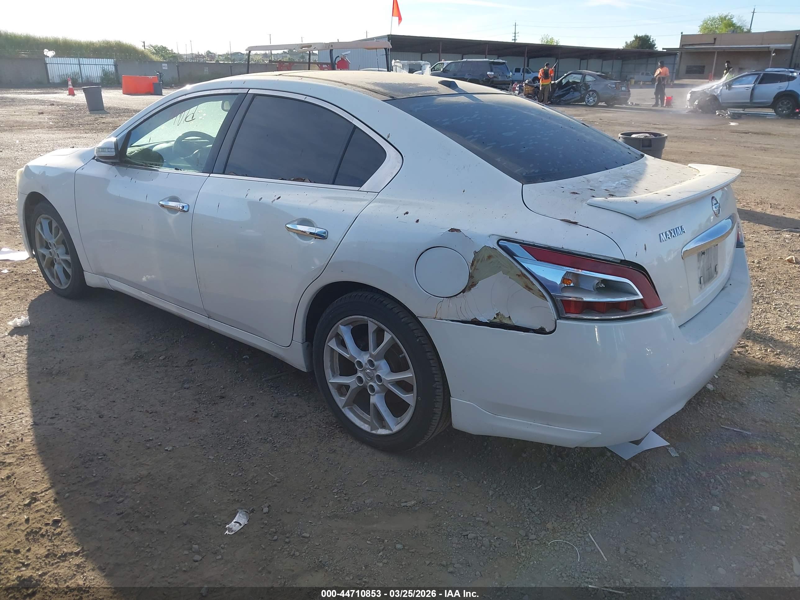 NISSAN MAXIMA image 3