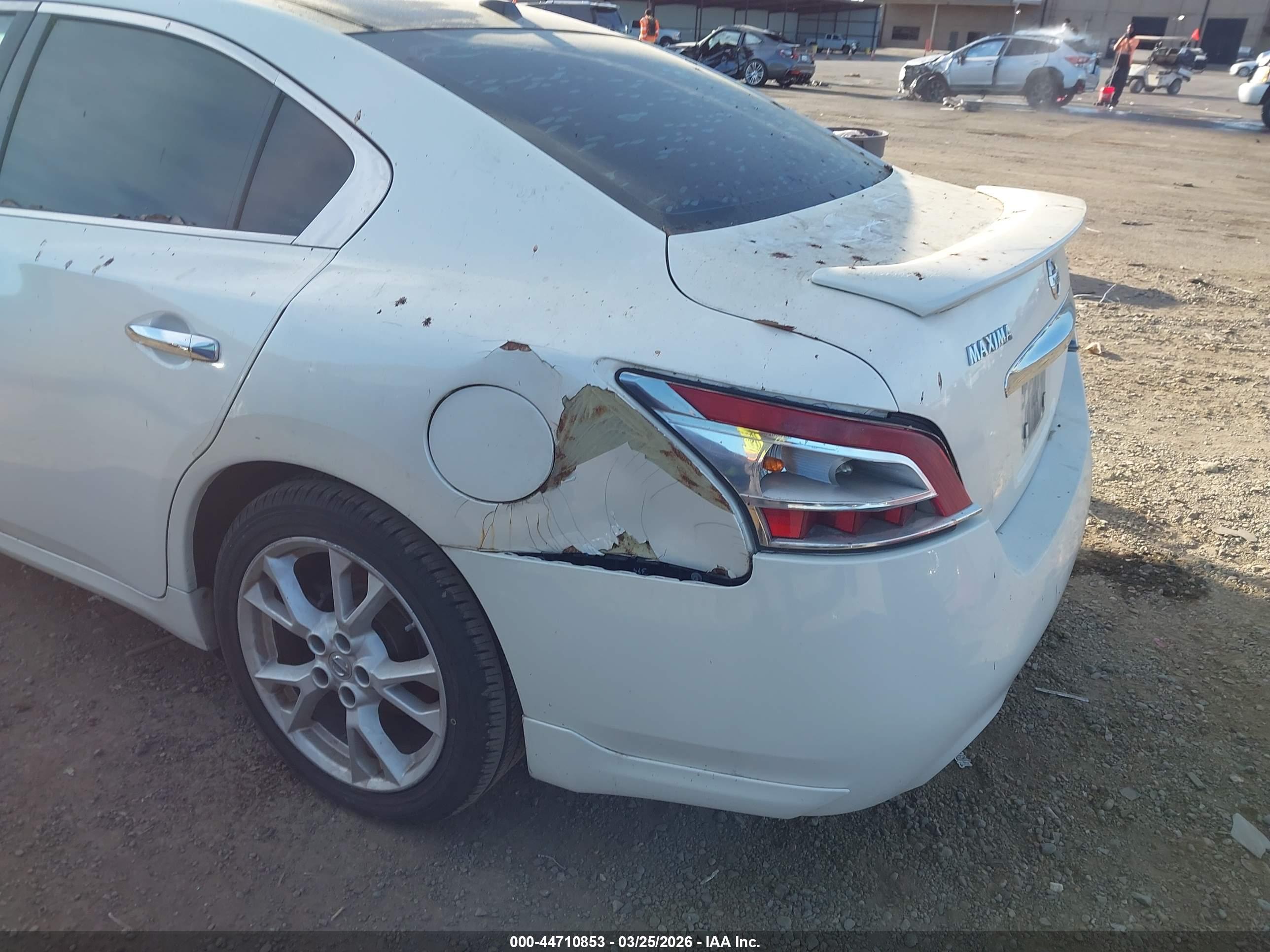 NISSAN MAXIMA image 6