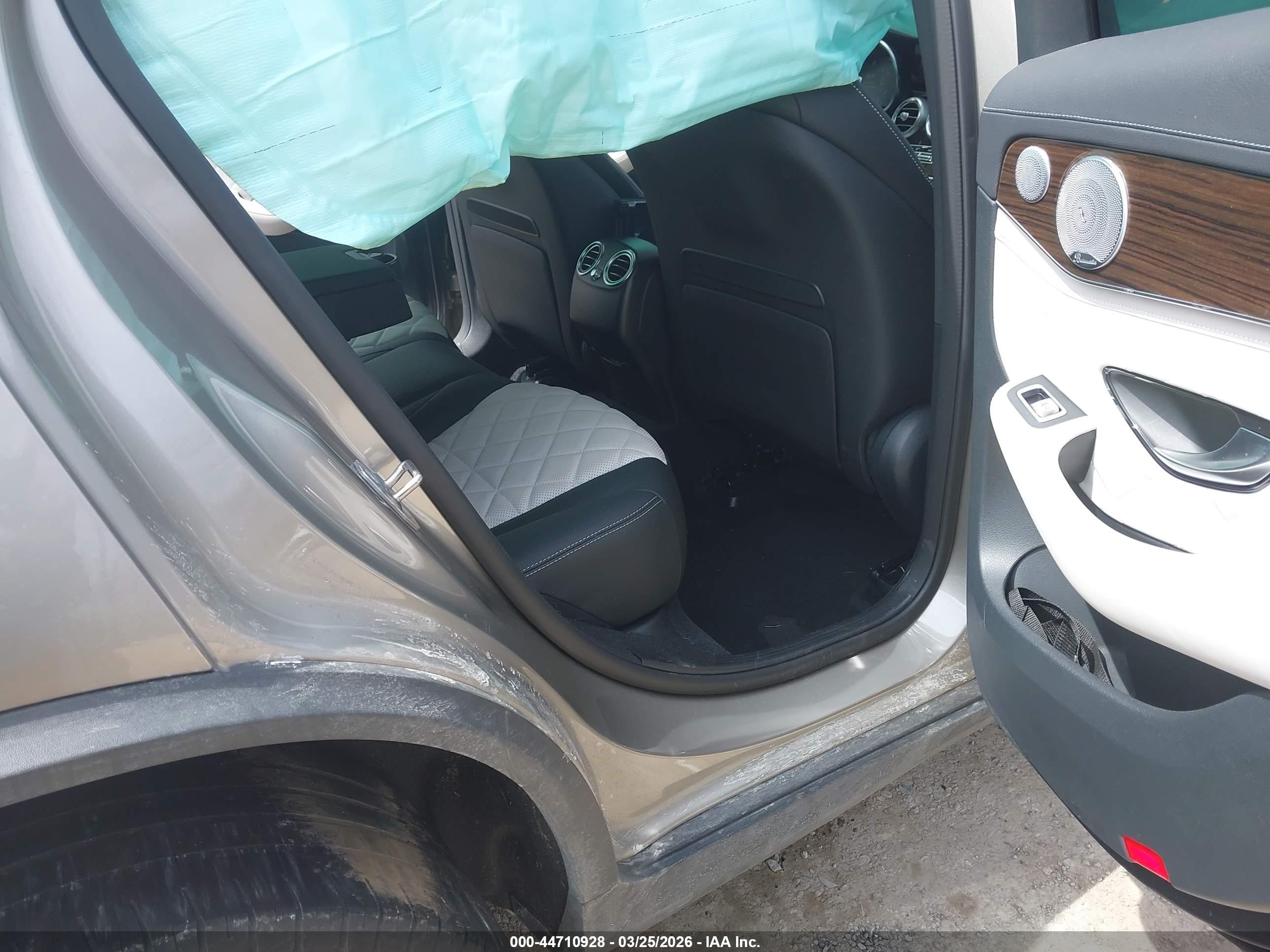 MERCEDES-BENZ GLC image 8