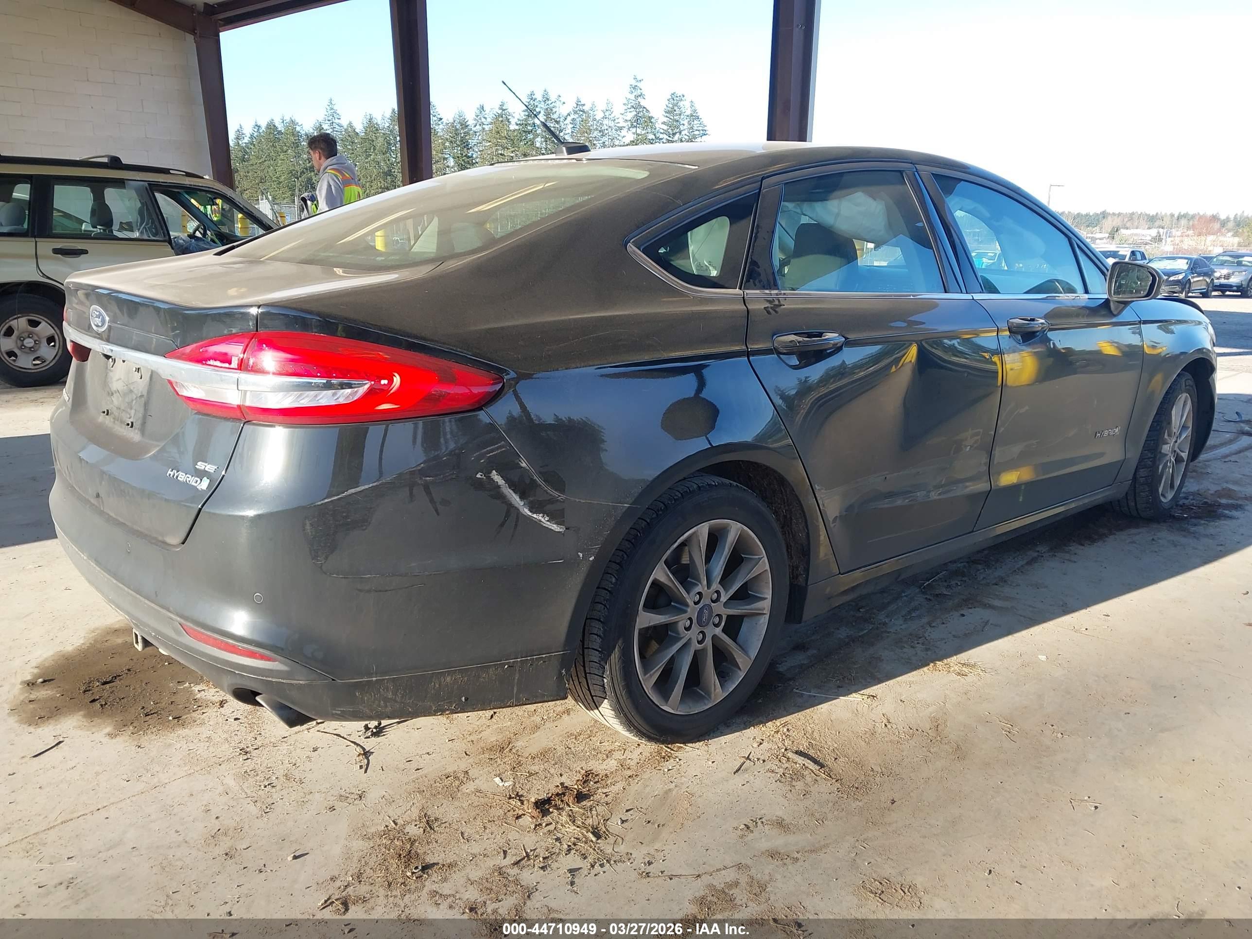 FORD FUSION image 4
