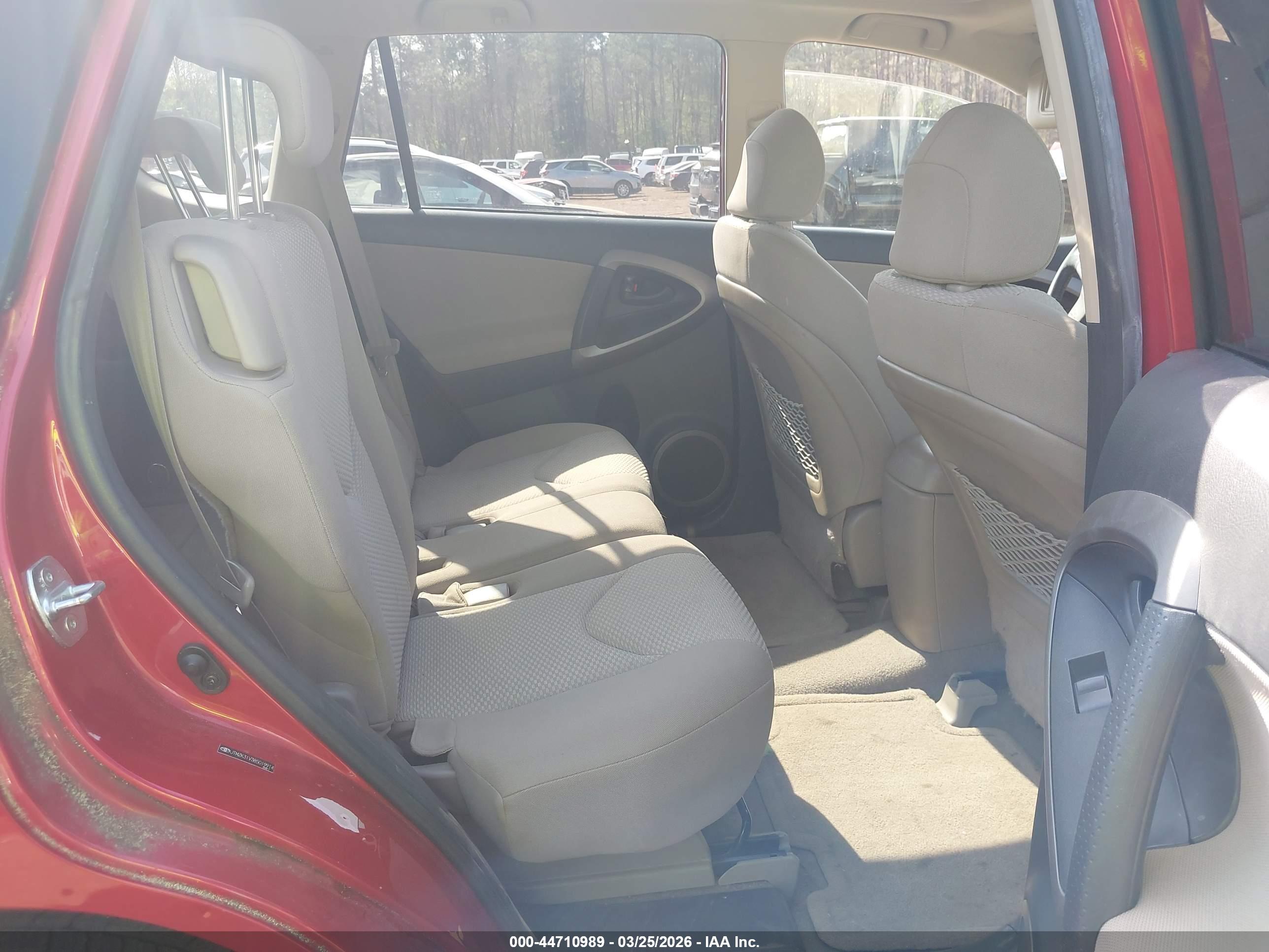 TOYOTA RAV4 image 8