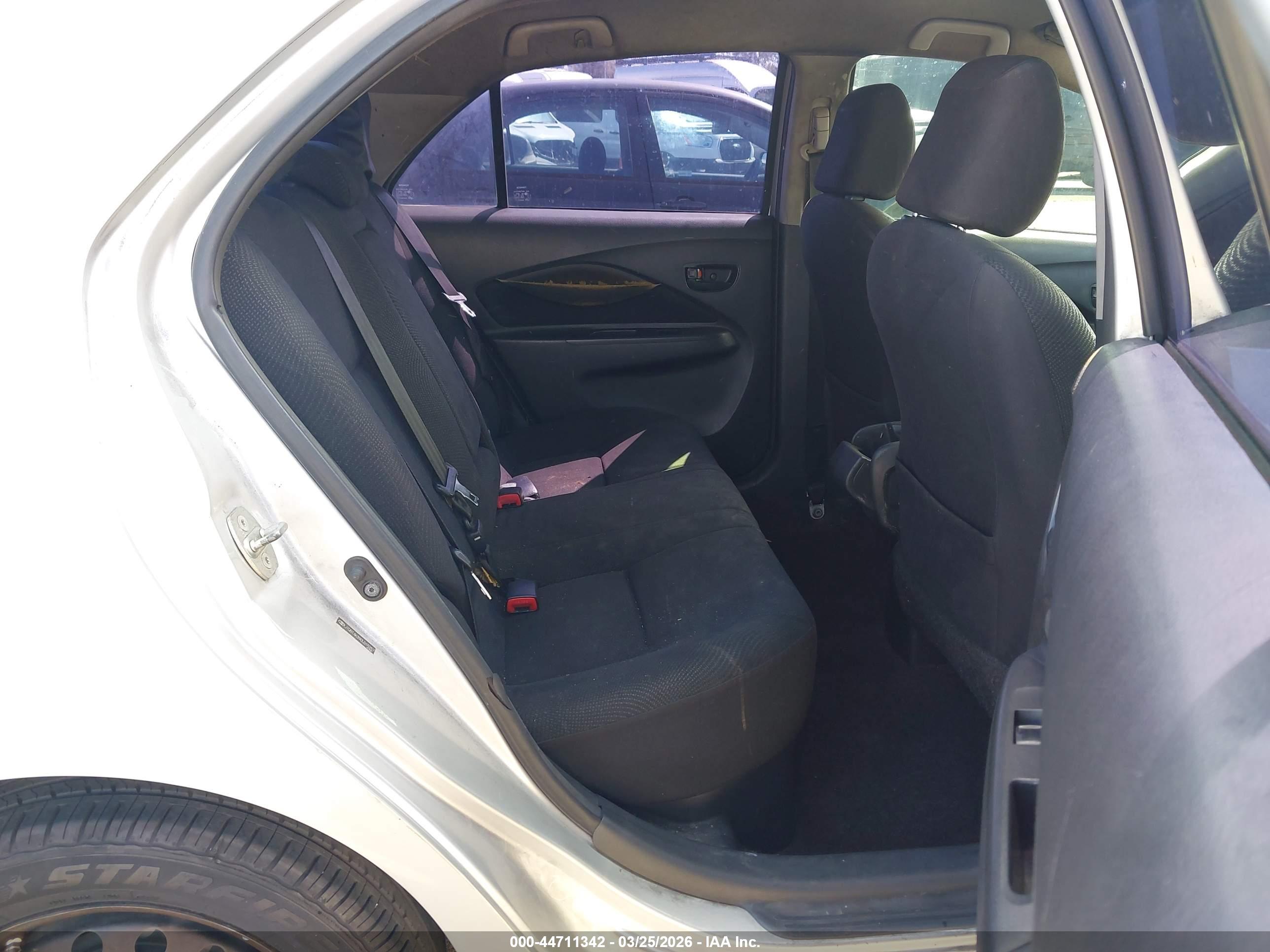 TOYOTA YARIS image 8