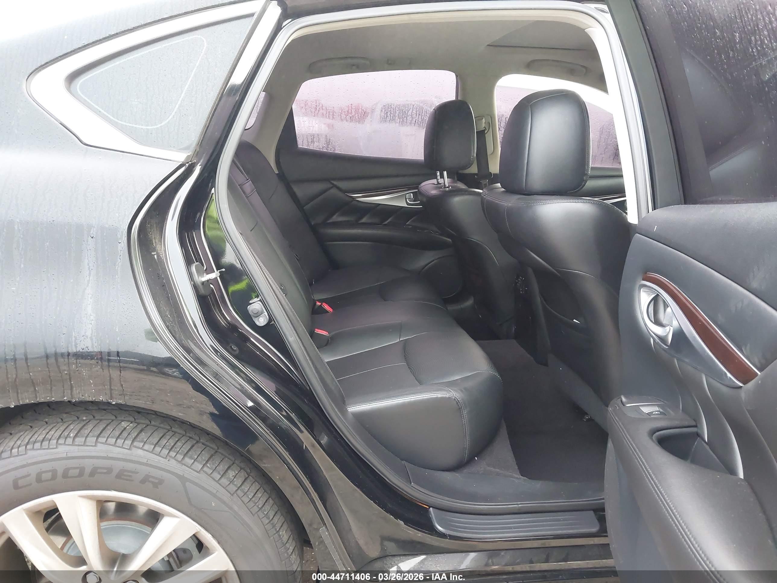 INFINITI Q70 image 8