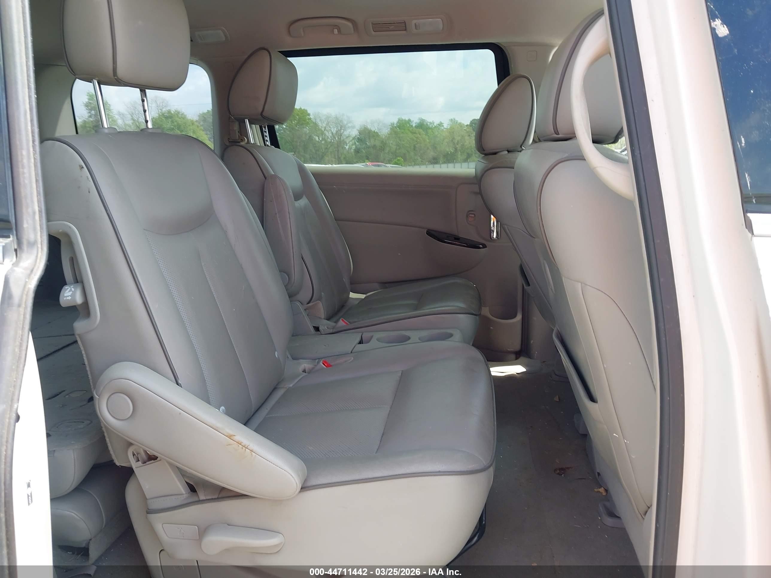 NISSAN QUEST image 8