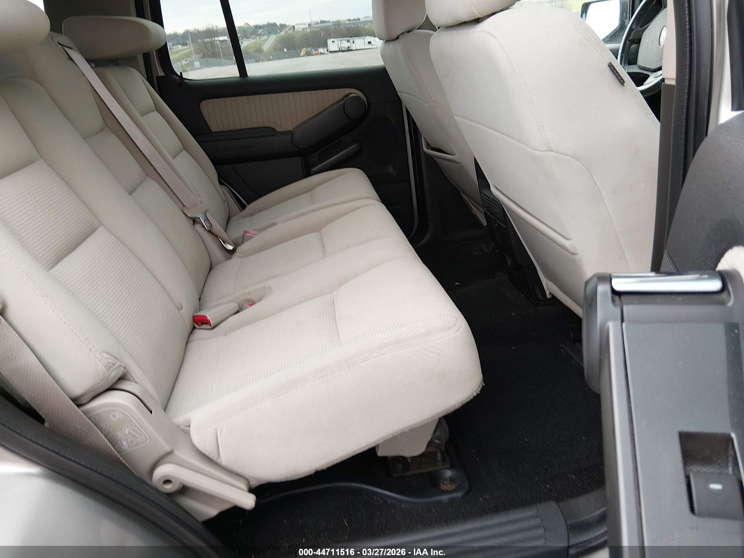 FORD EXPLORER image 8