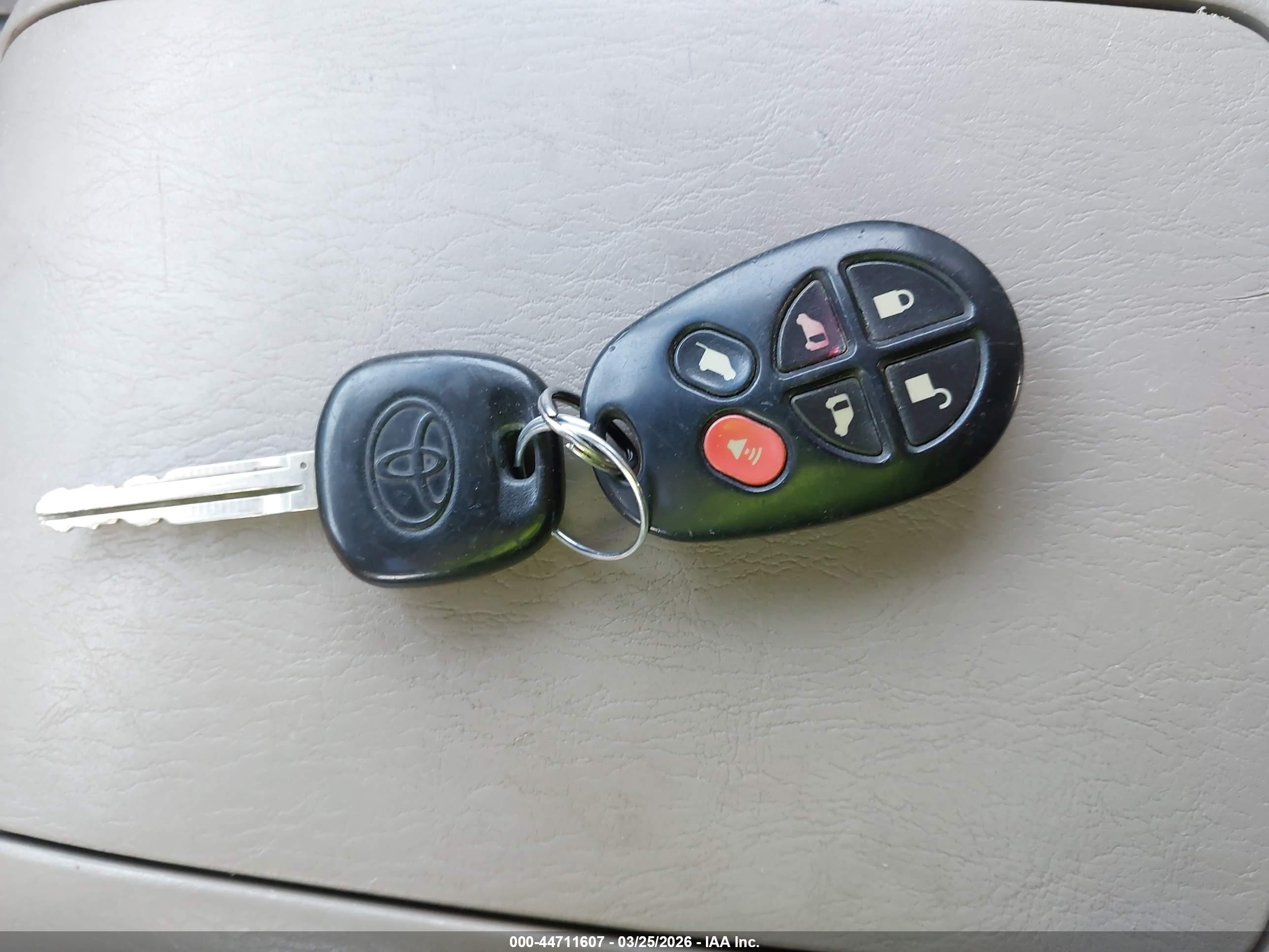 TOYOTA SIENNA image 11