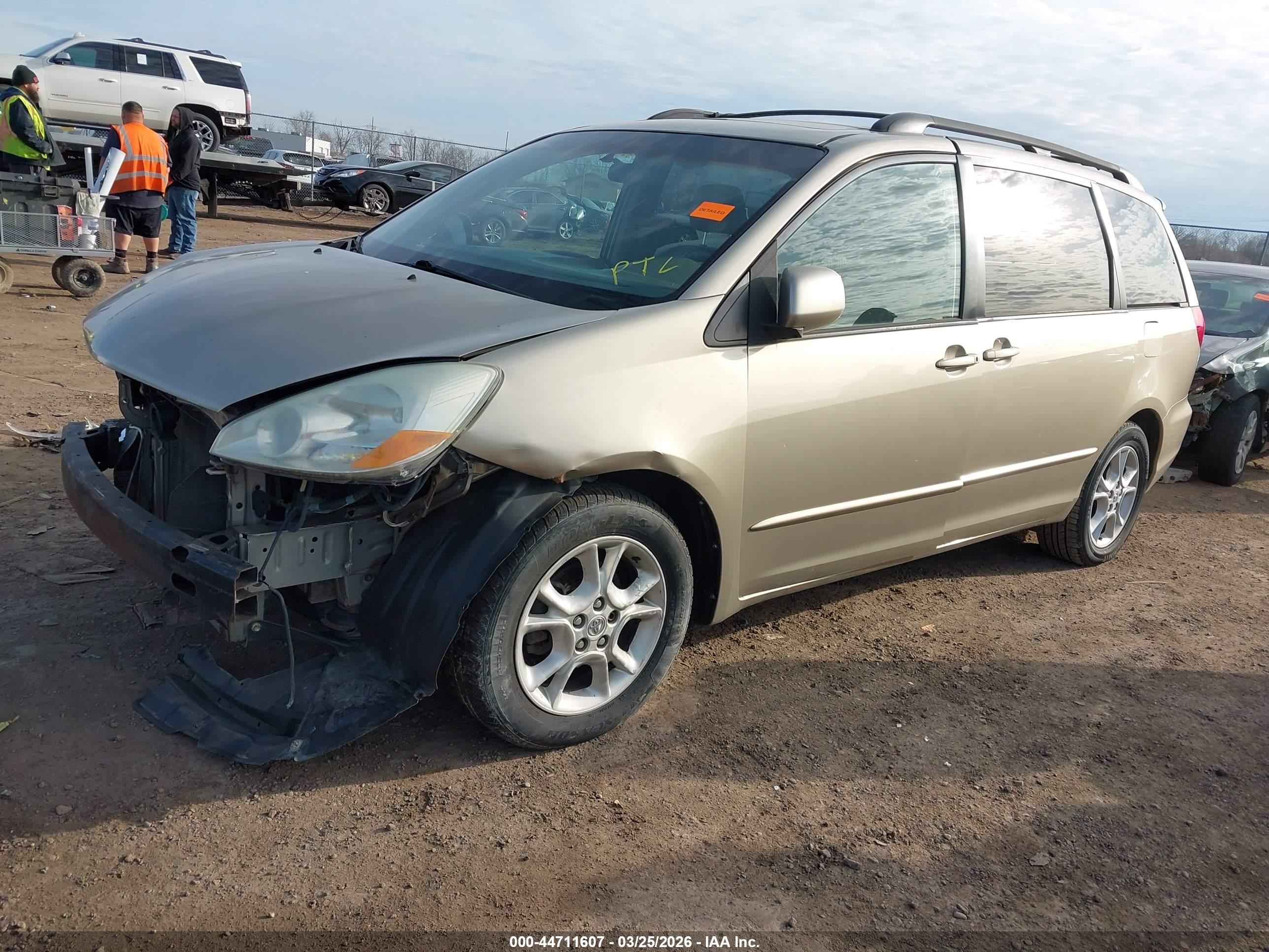 TOYOTA SIENNA image 2