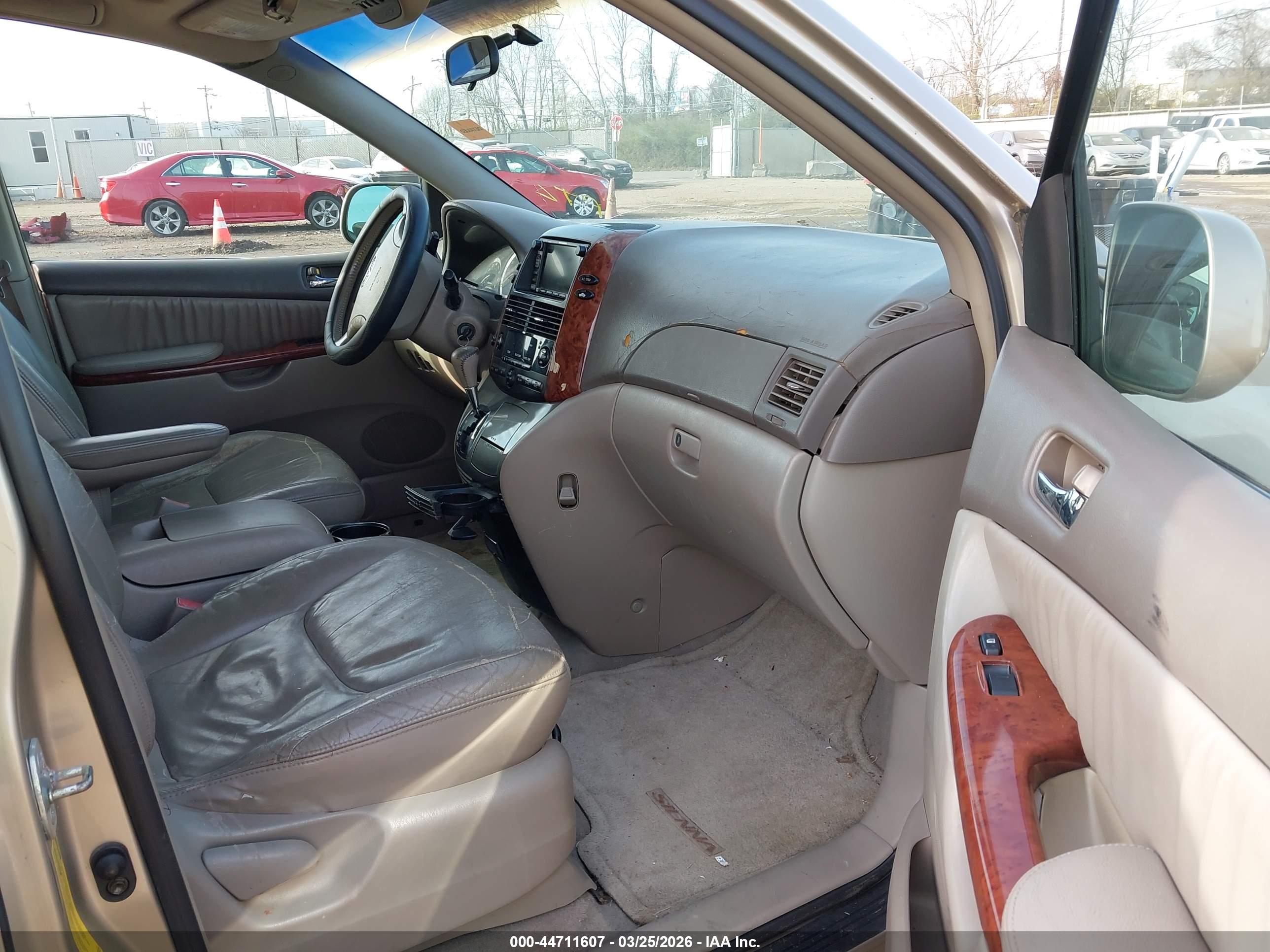 TOYOTA SIENNA image 5