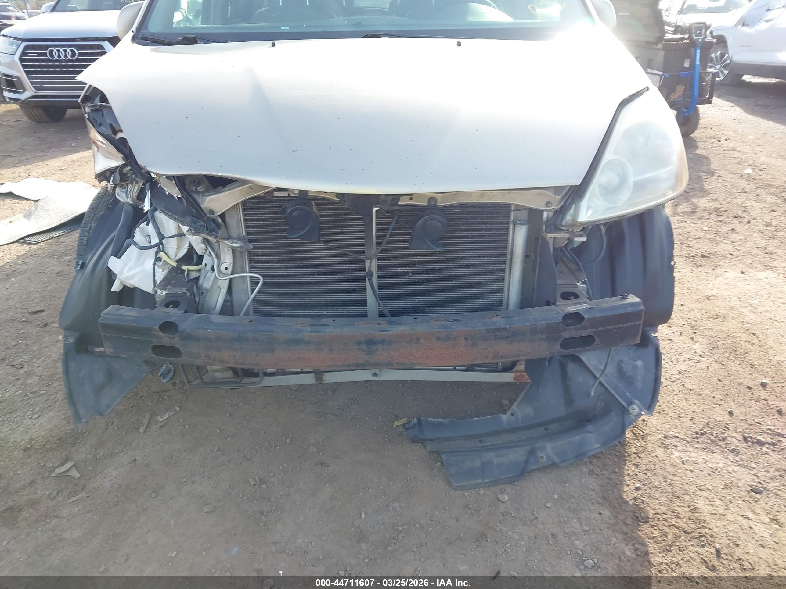 TOYOTA SIENNA image 6