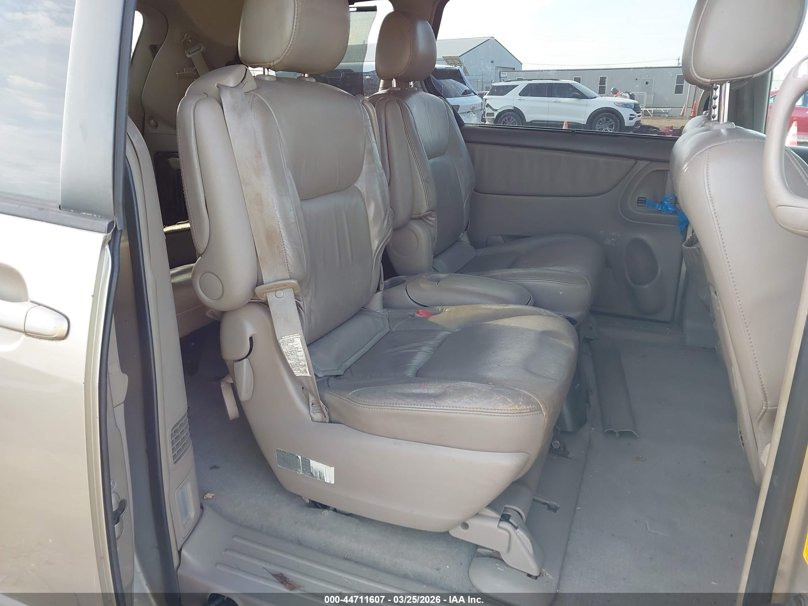TOYOTA SIENNA image 8