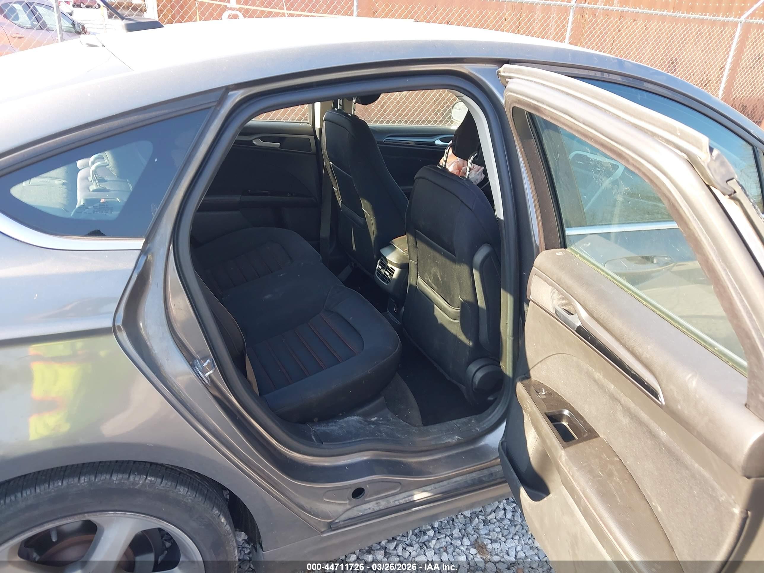 FORD FUSION image 8