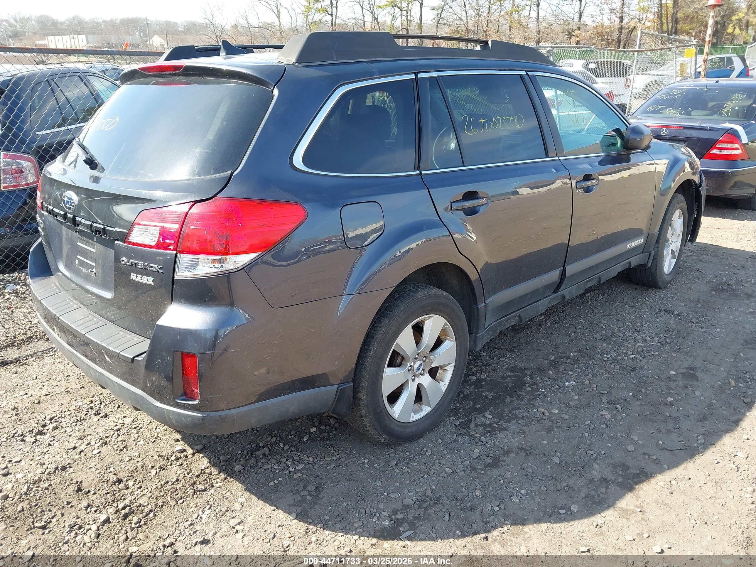 SUBARU OUTBACK image 4