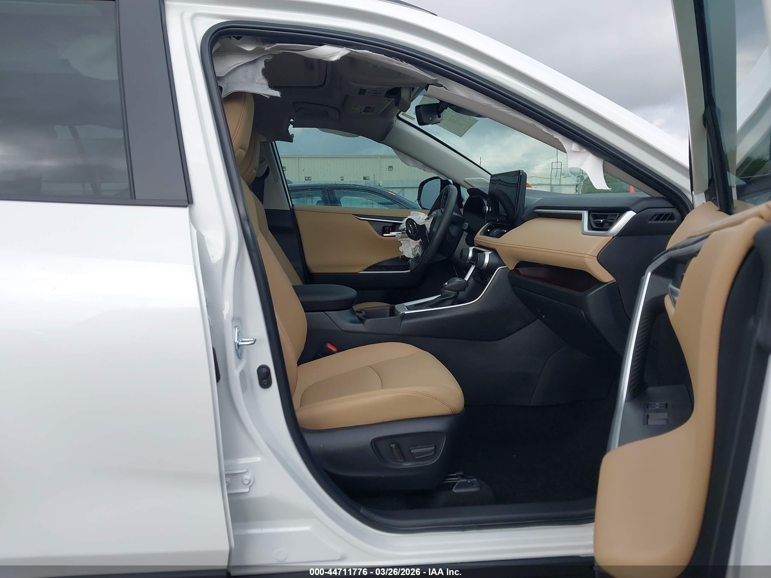 TOYOTA RAV4 image 5