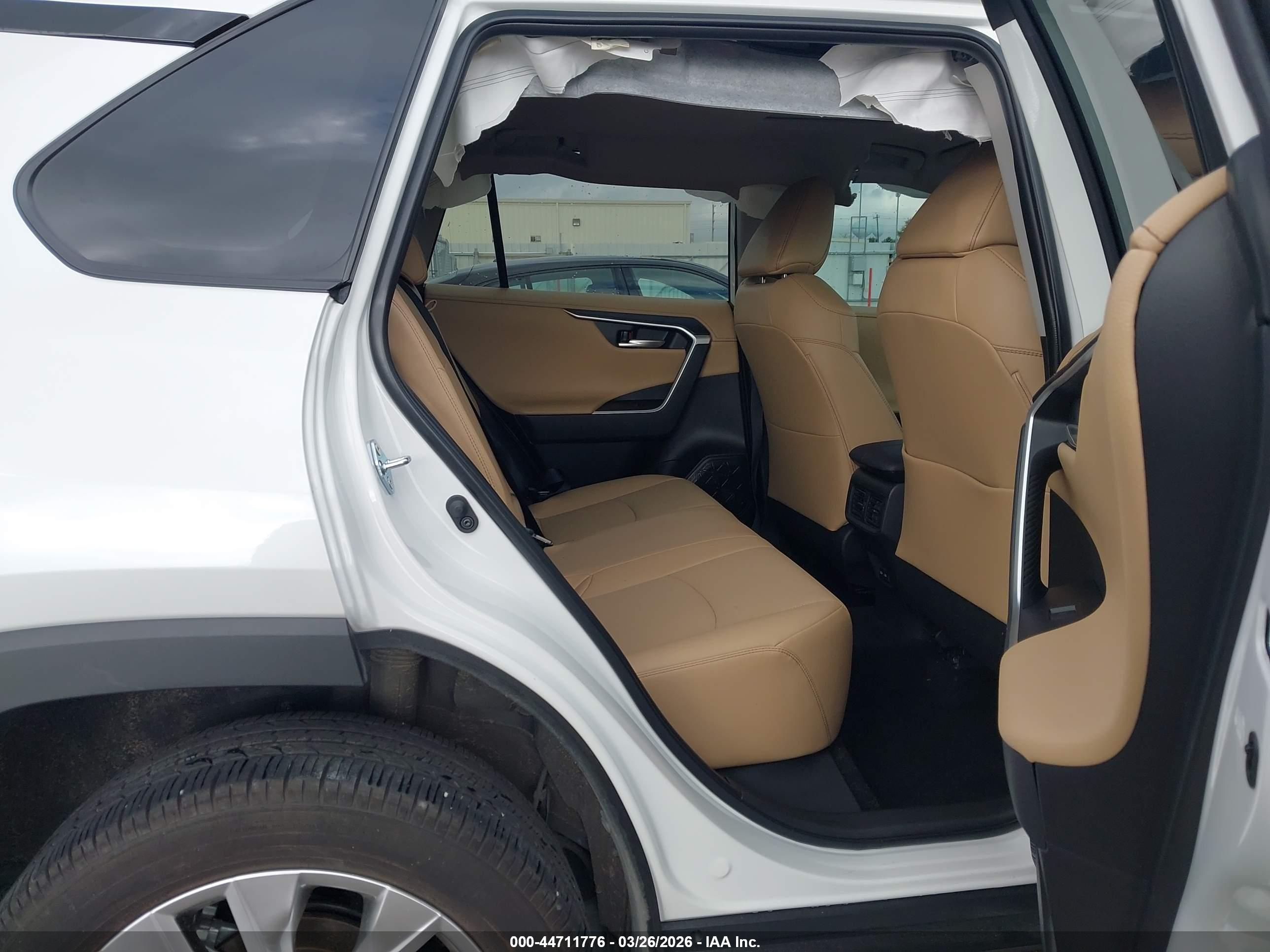 TOYOTA RAV4 image 8