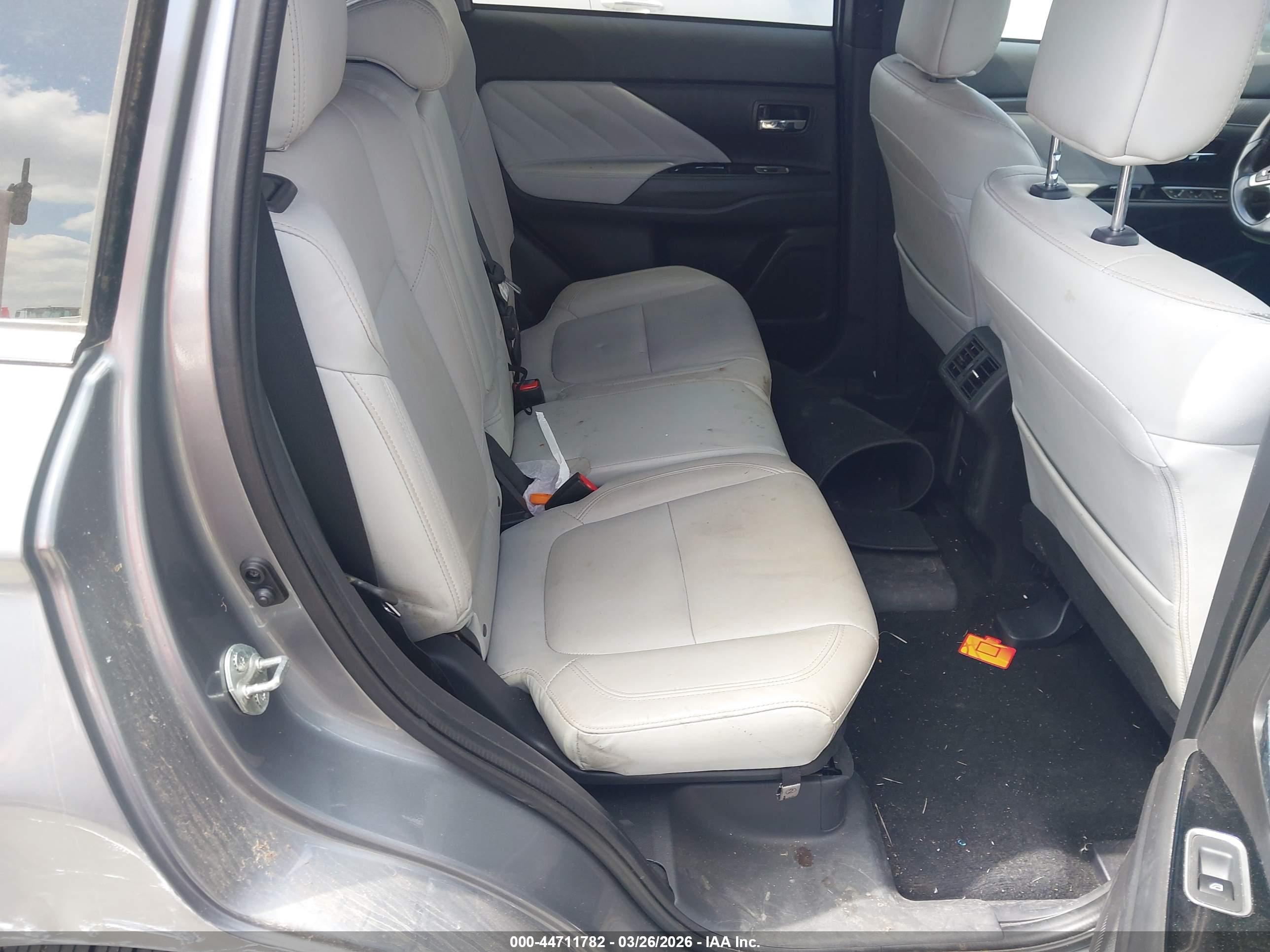 MITSUBISHI OUTLANDER image 8