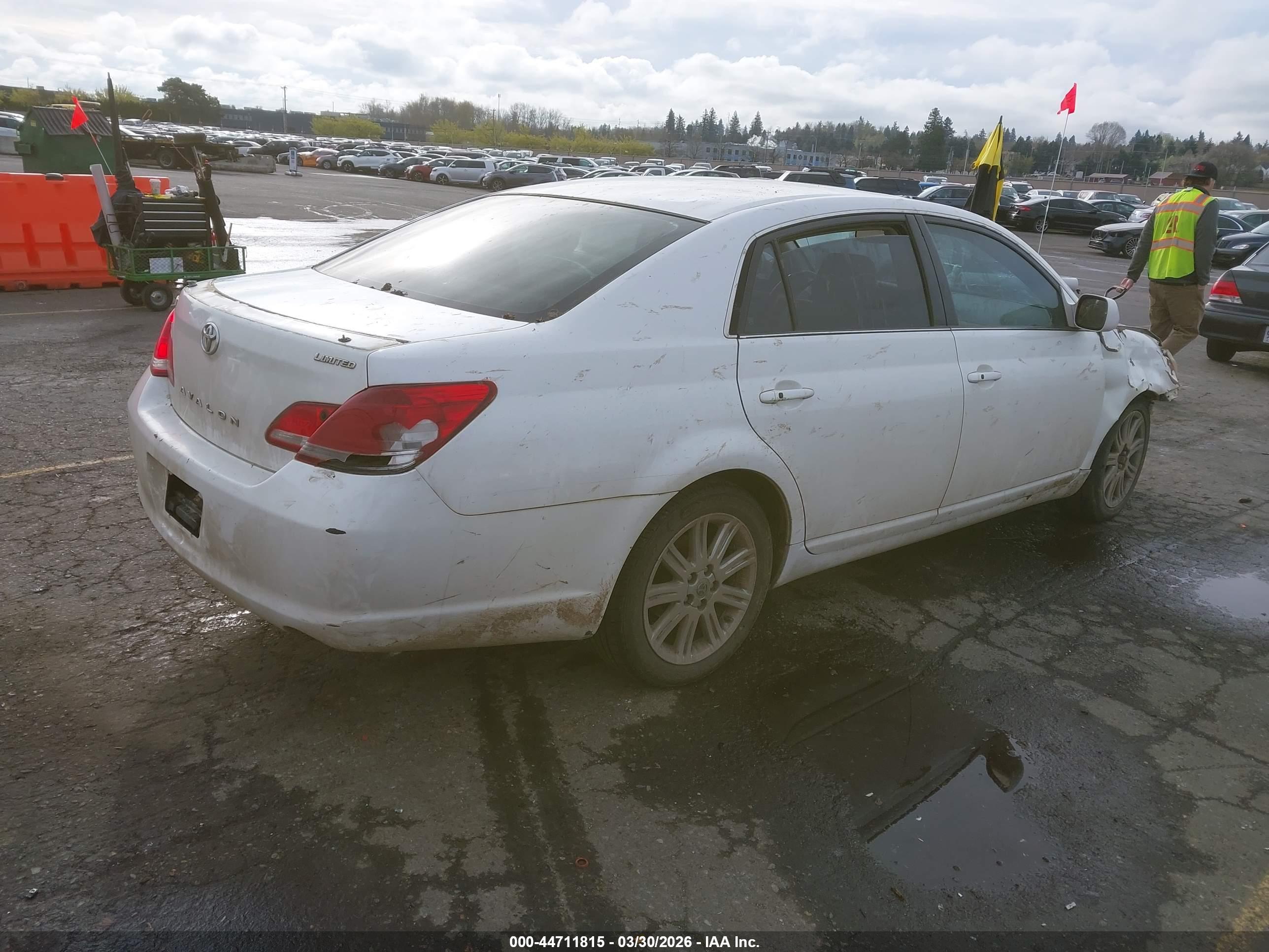 TOYOTA AVALON image 4