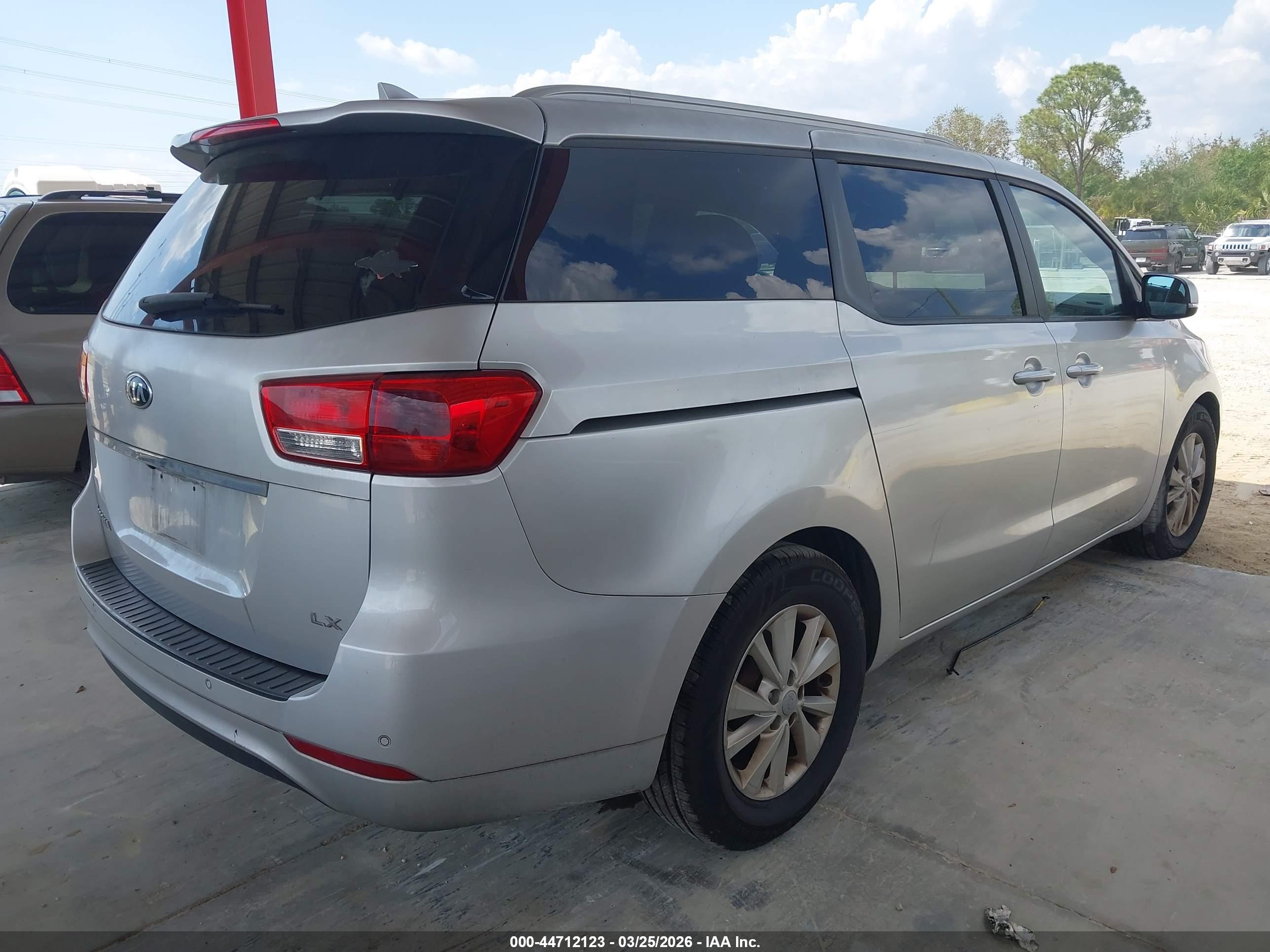 KIA SEDONA image 4