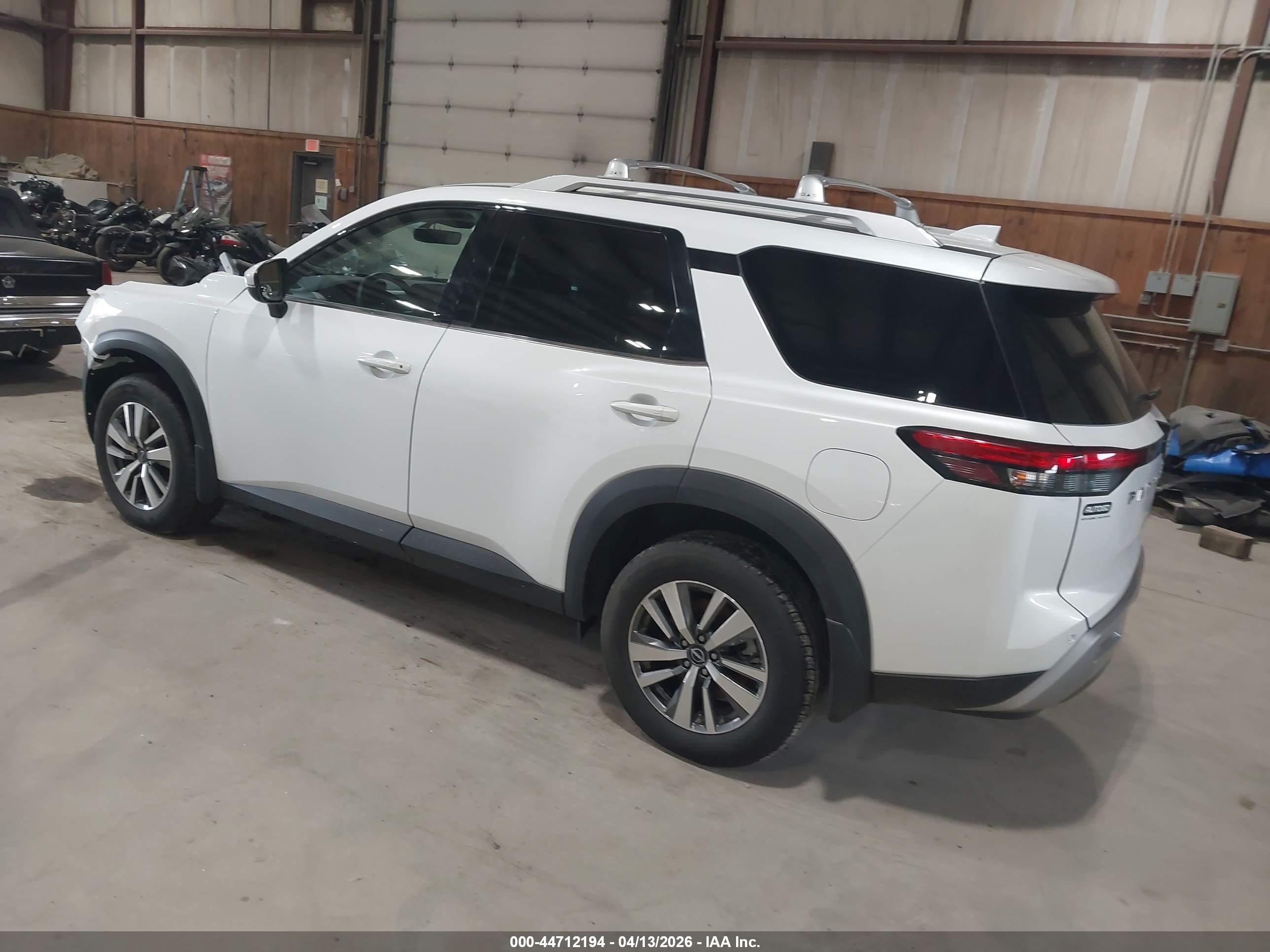 NISSAN PATHFINDER image 3