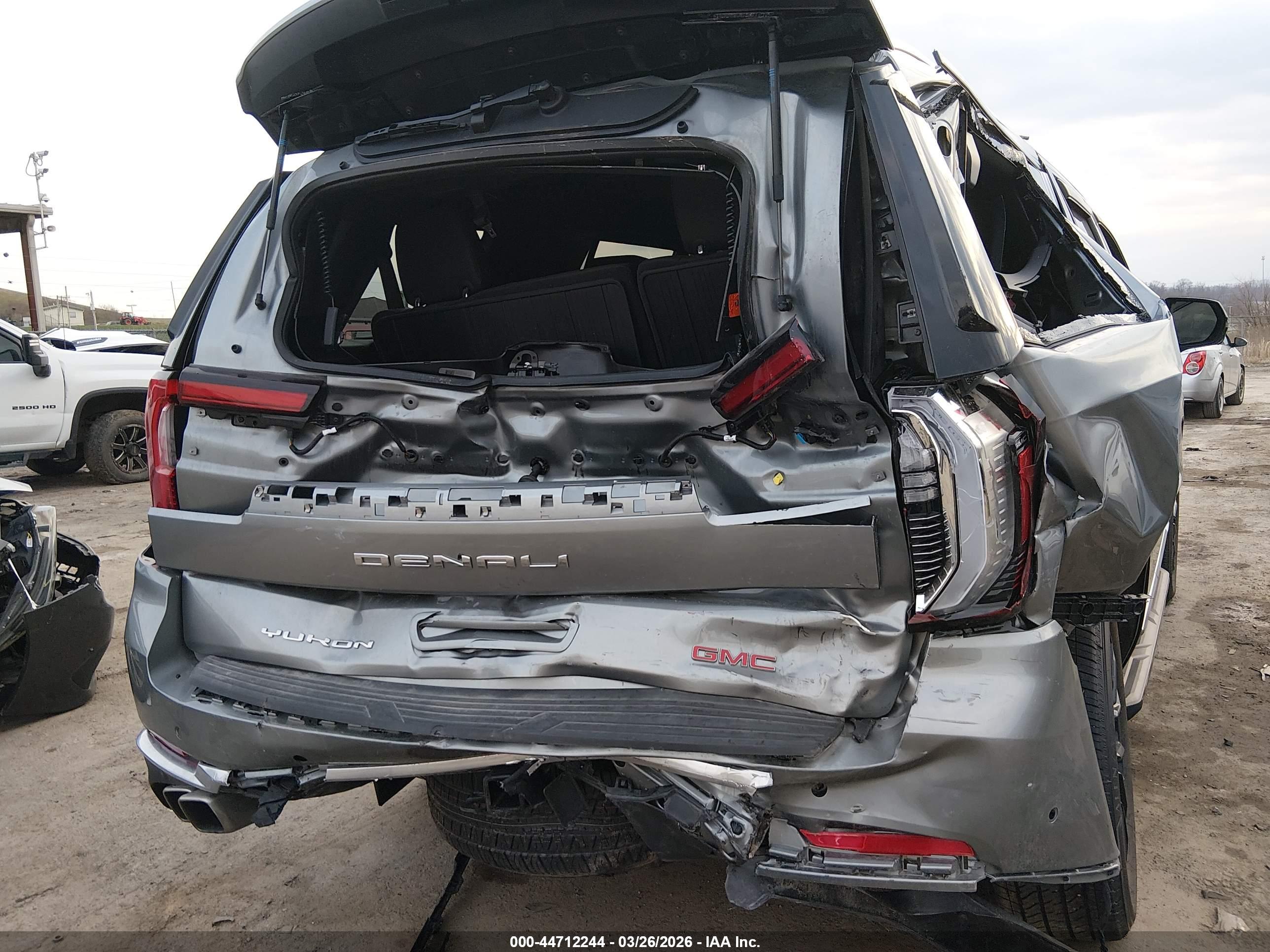 GMC YUKON image 6