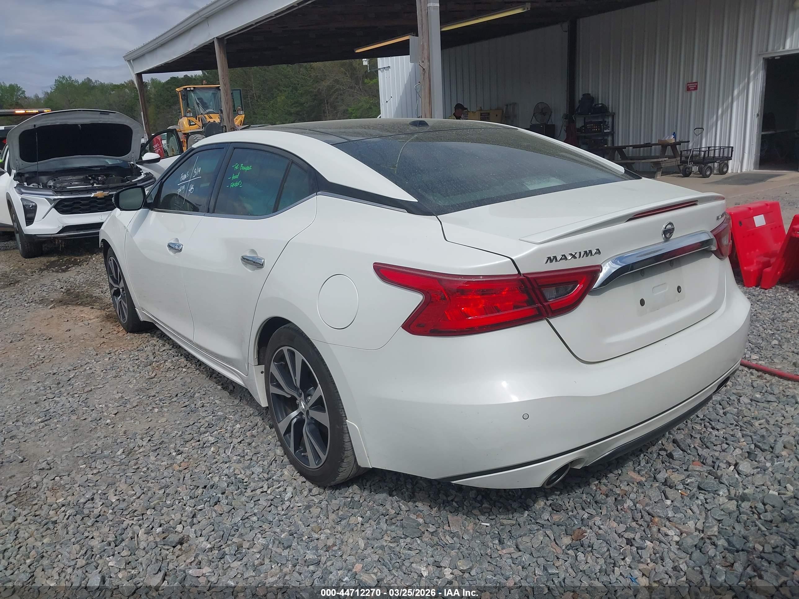 NISSAN MAXIMA image 3