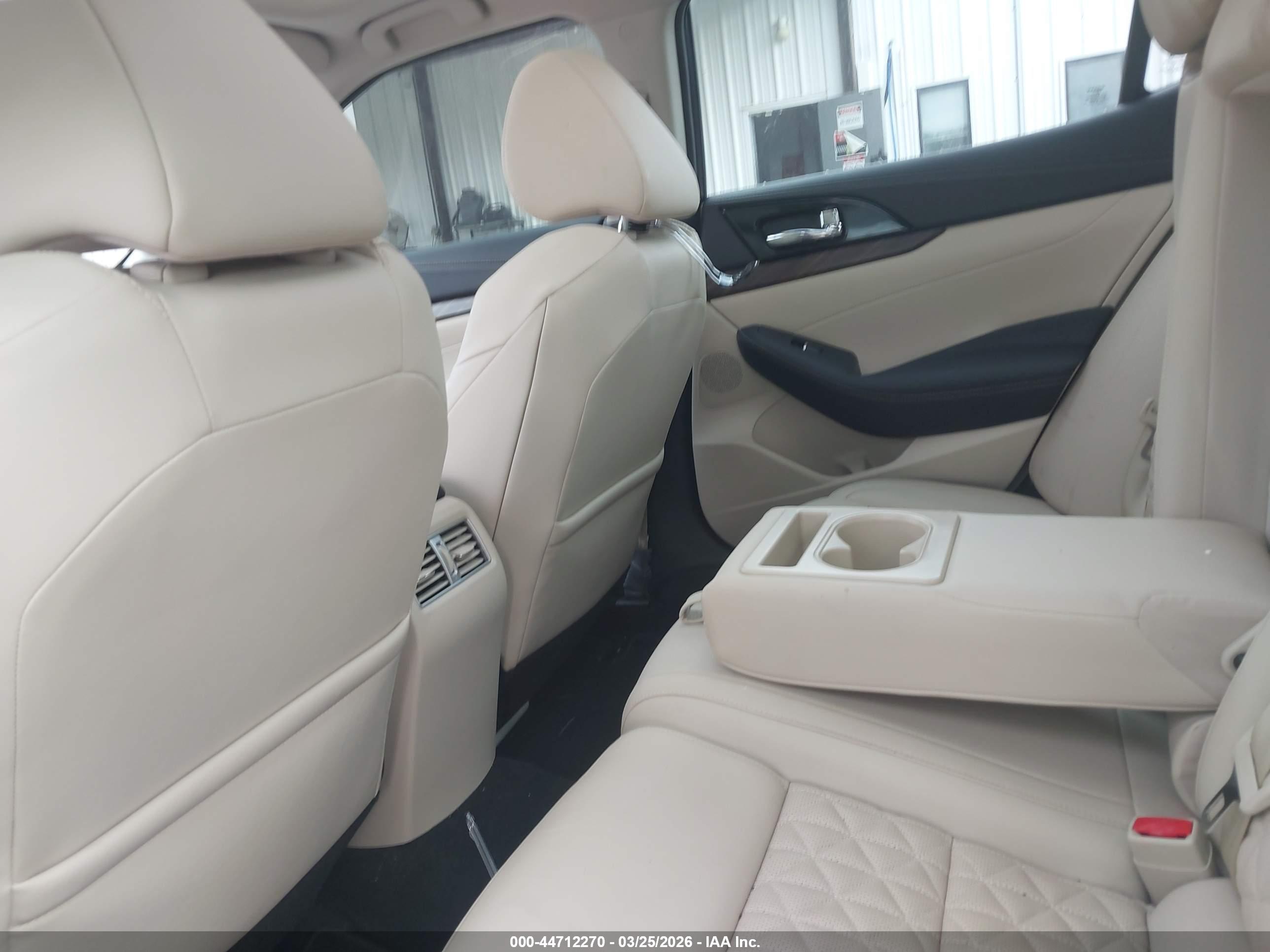 NISSAN MAXIMA image 8