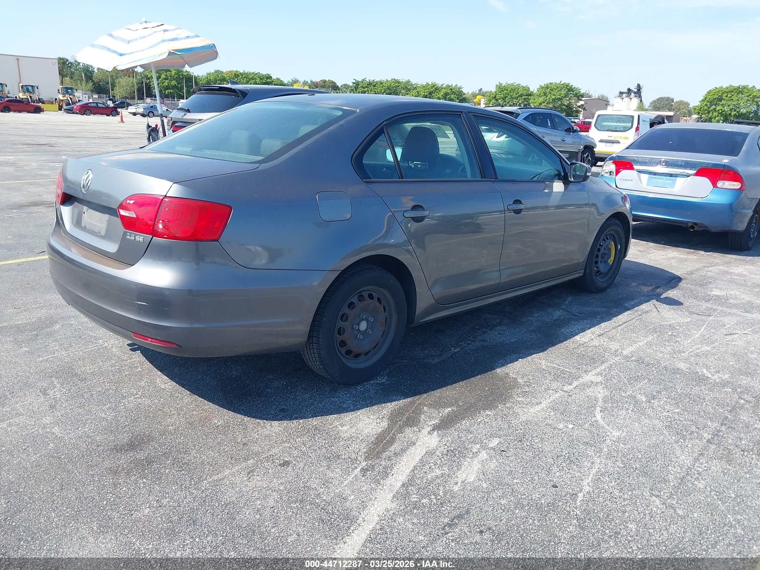 VOLKSWAGEN JETTA image 4