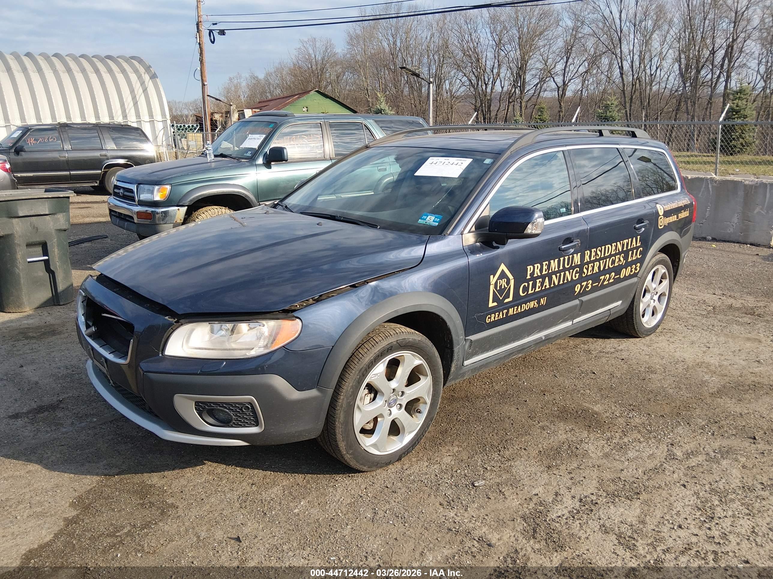VOLVO XC70 image 2
