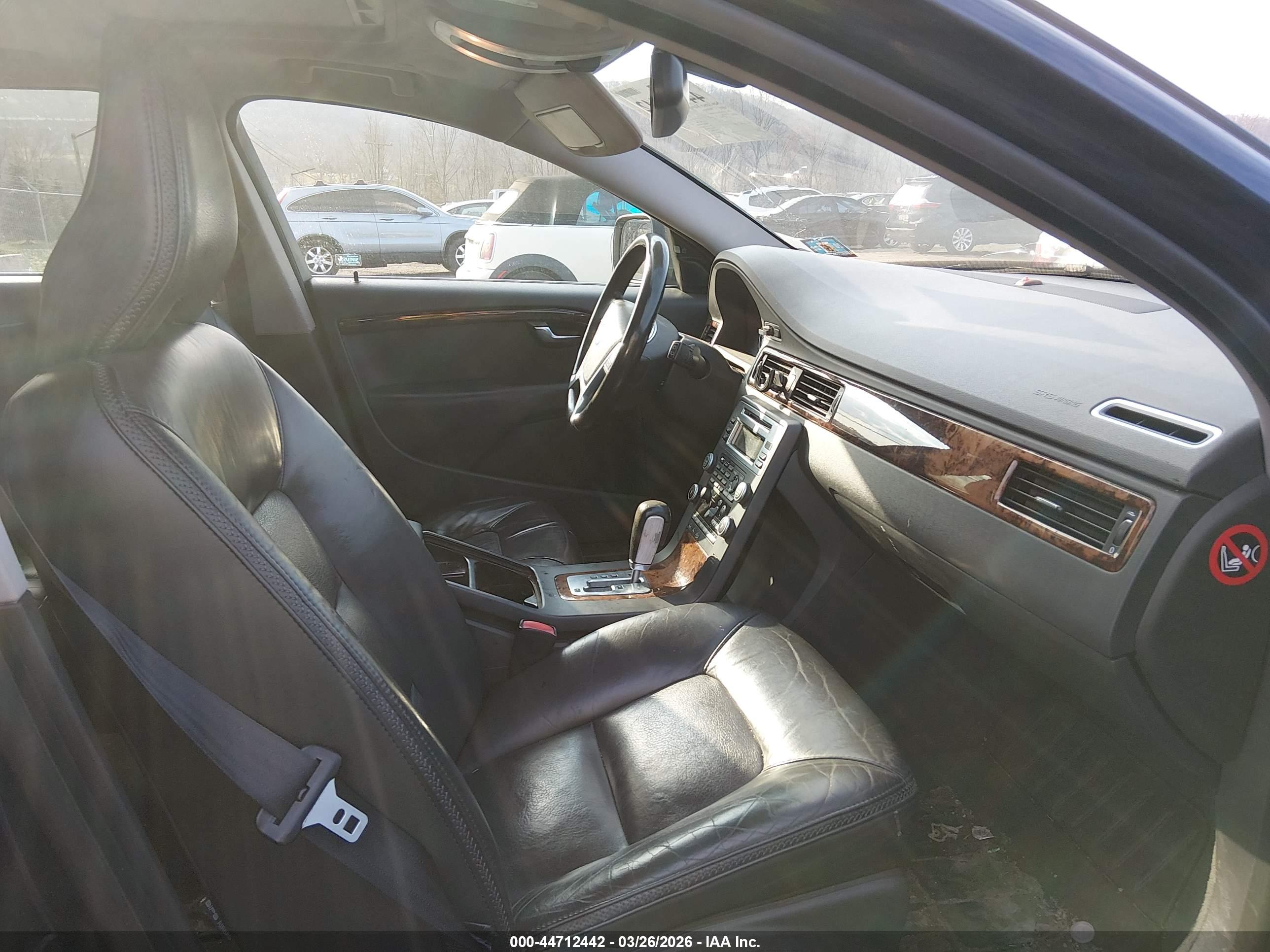 VOLVO XC70 image 5