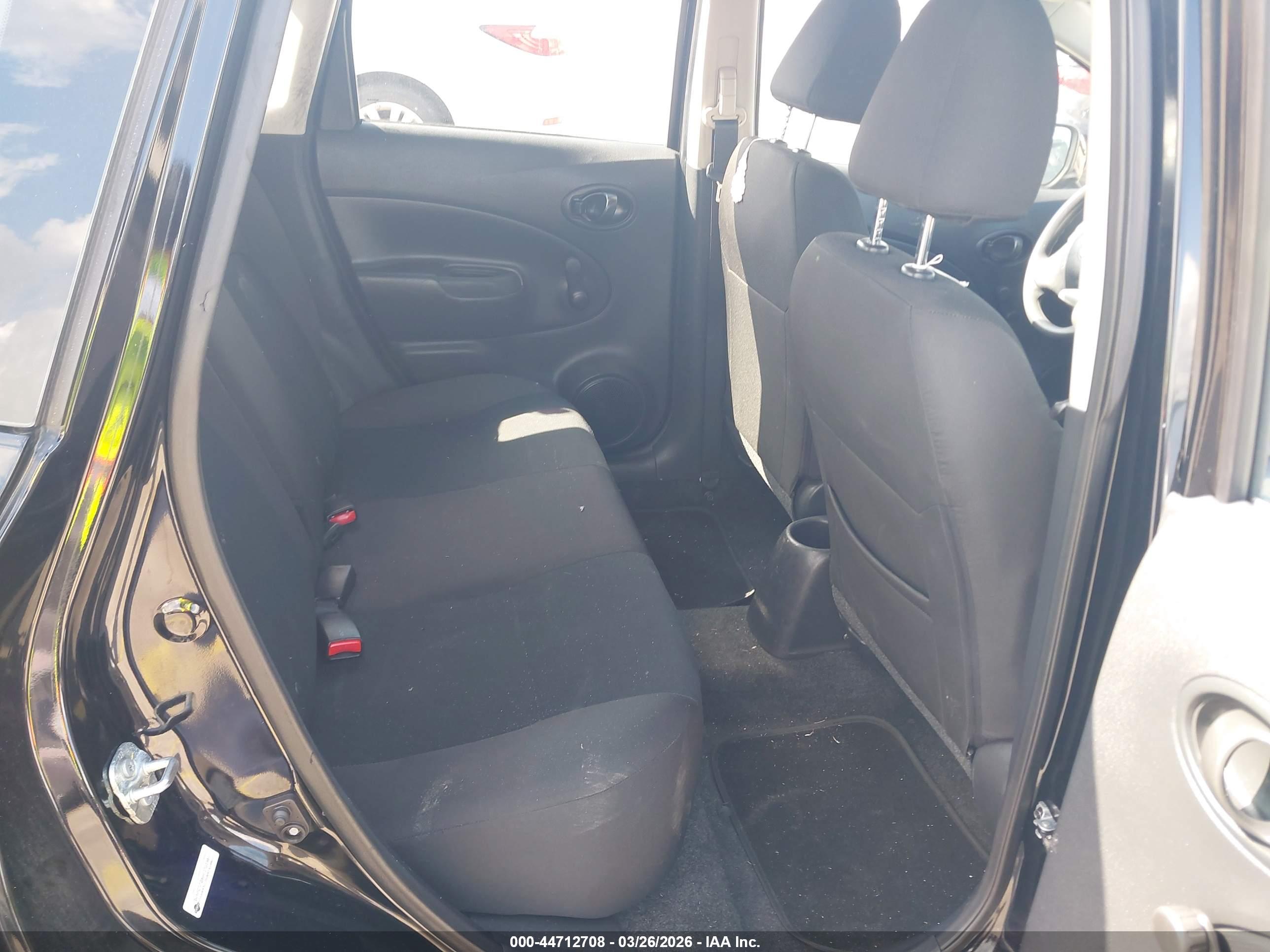 NISSAN VERSA image 8