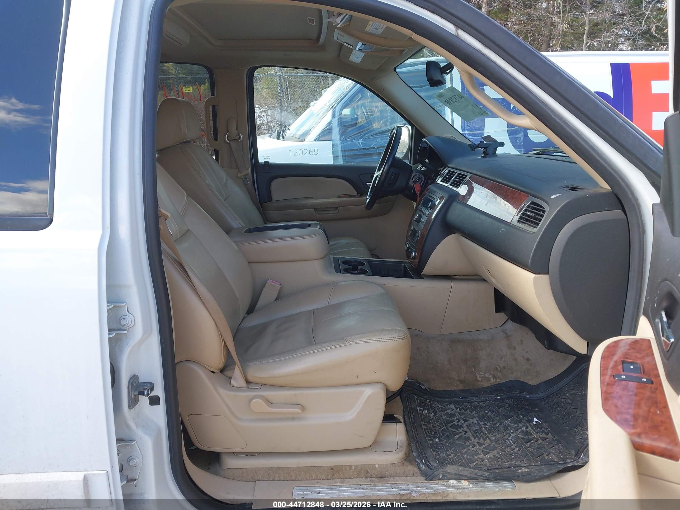 CHEVROLET SUBURBAN image 5