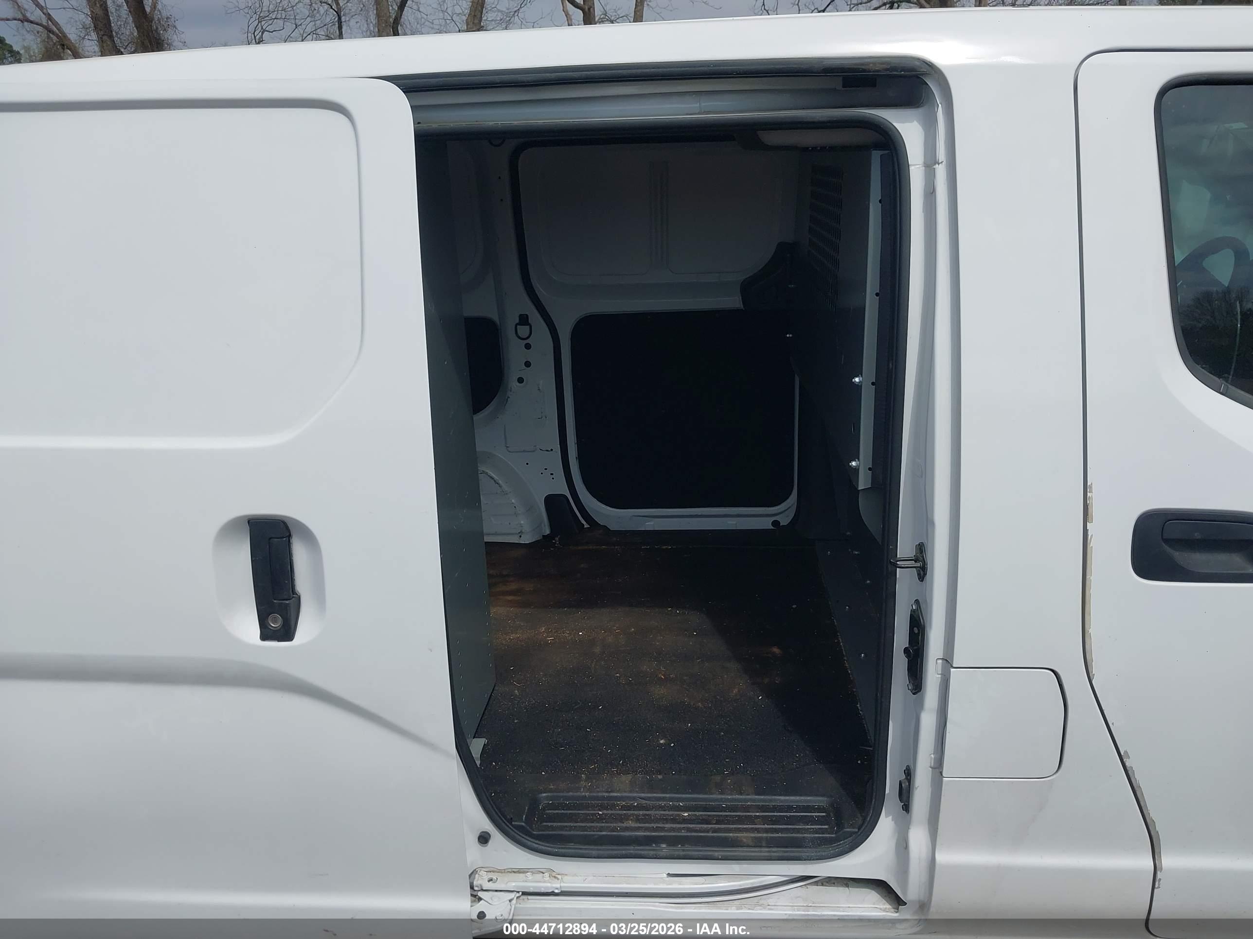 NISSAN NV200 image 8