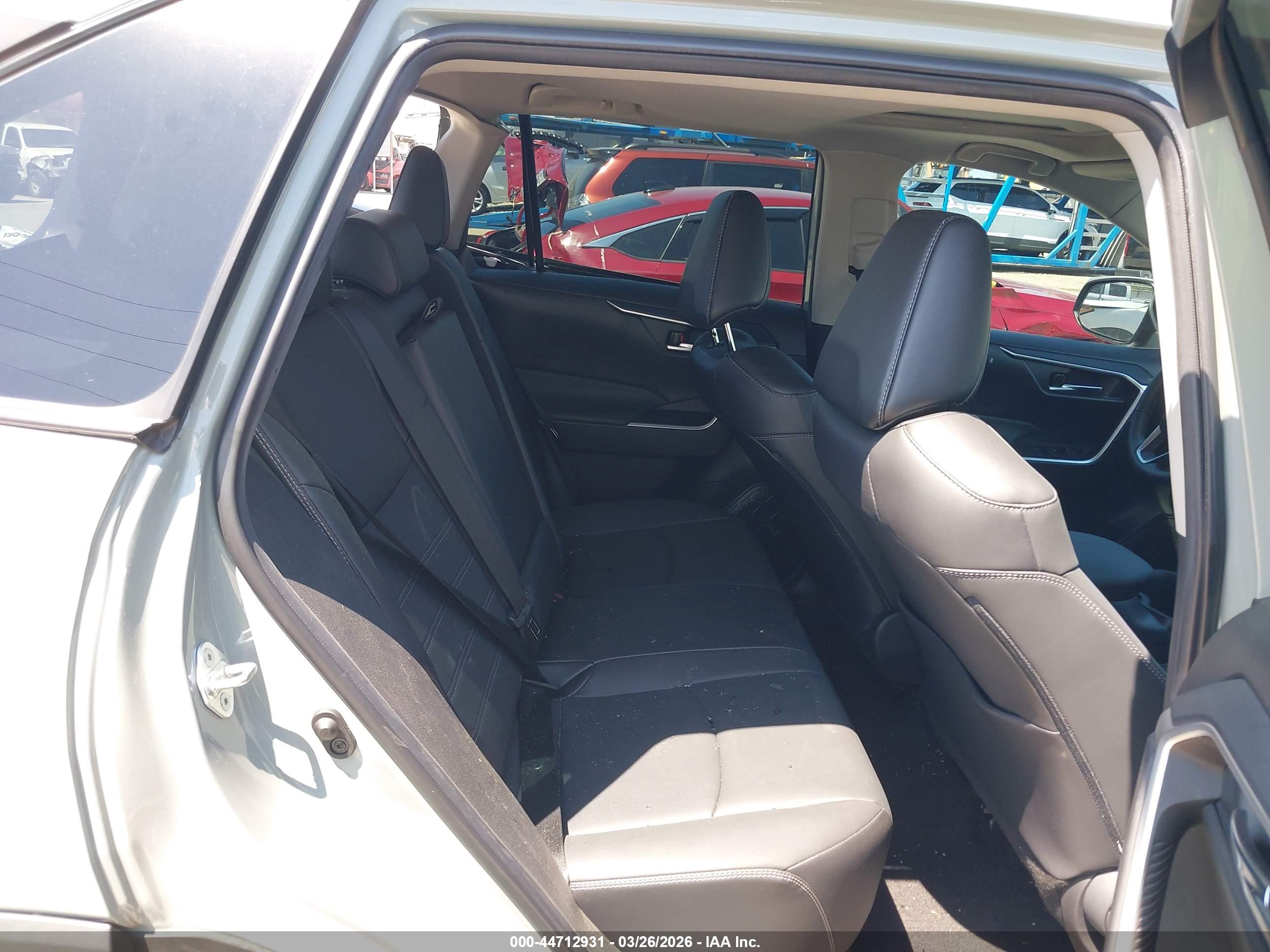 TOYOTA RAV4 image 8