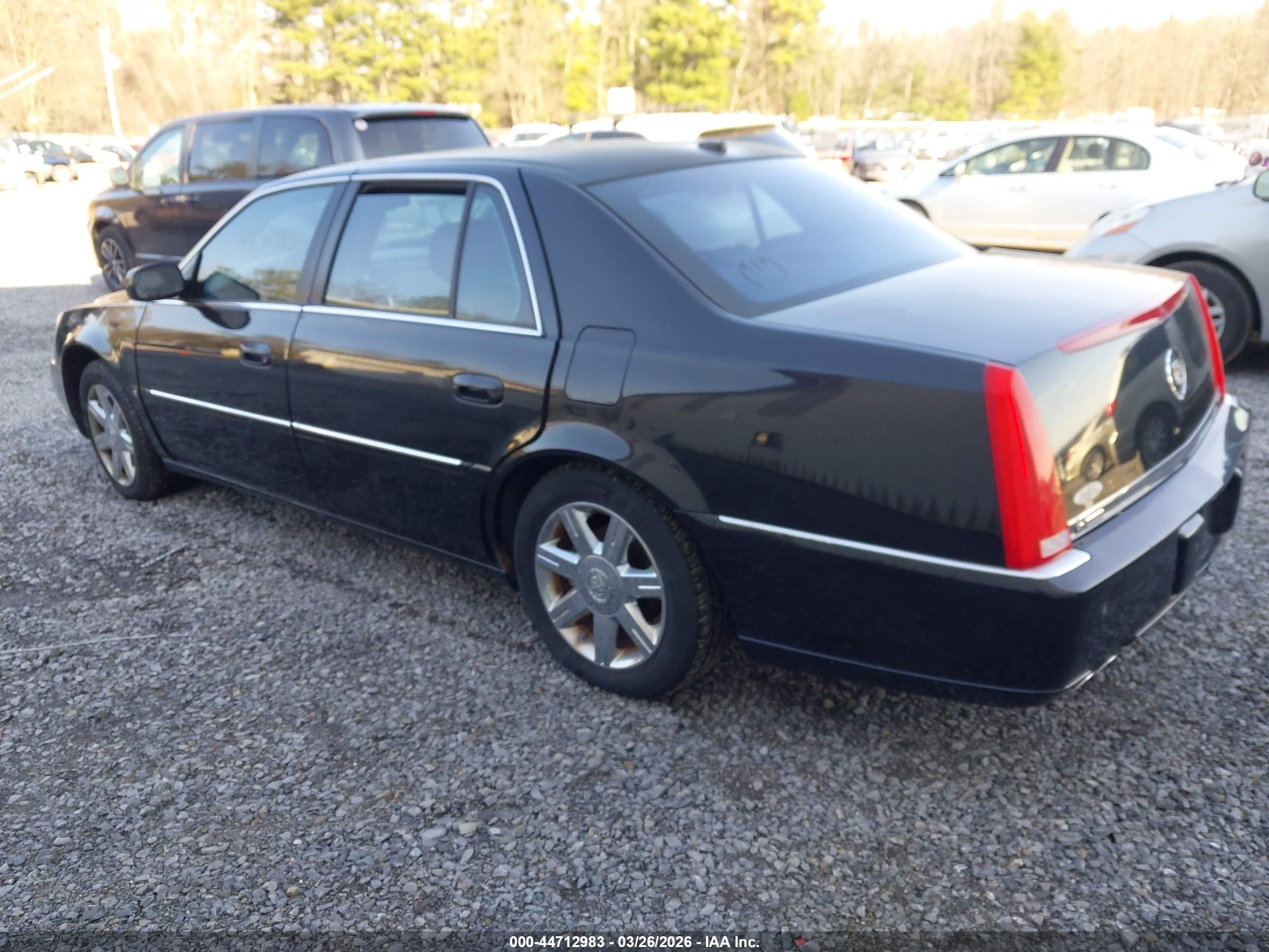 CADILLAC DTS image 3
