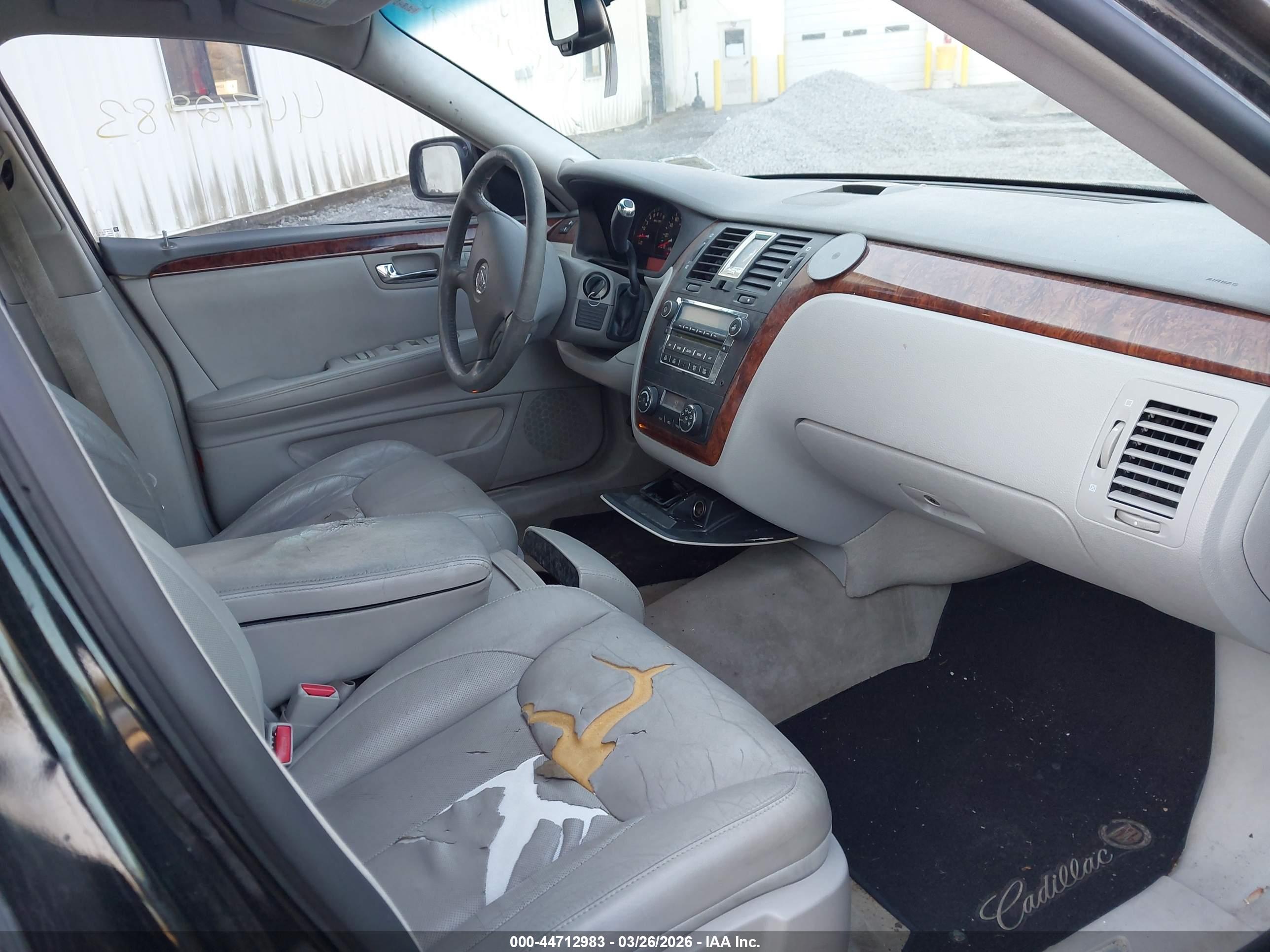 CADILLAC DTS image 5