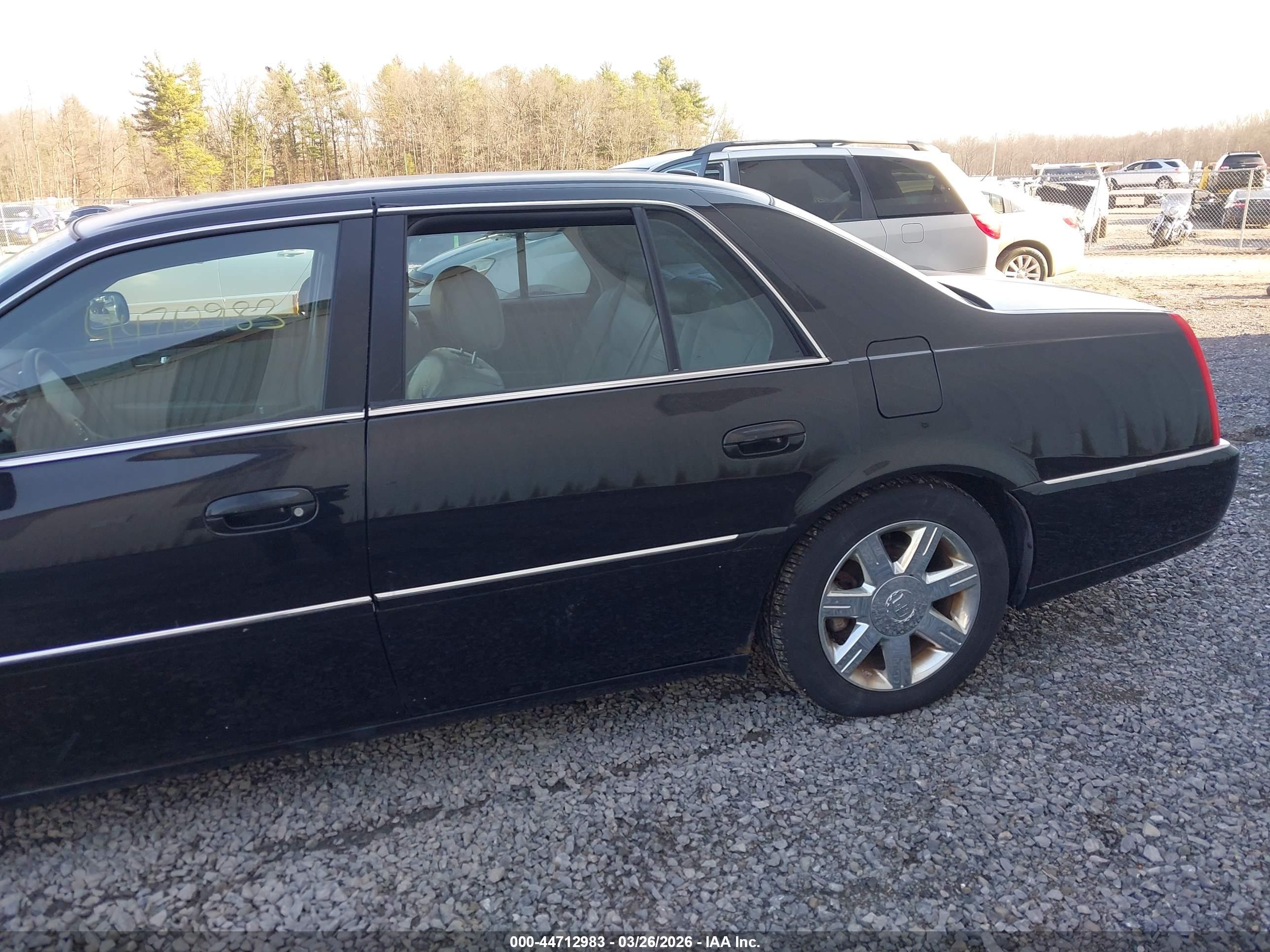 CADILLAC DTS image 6