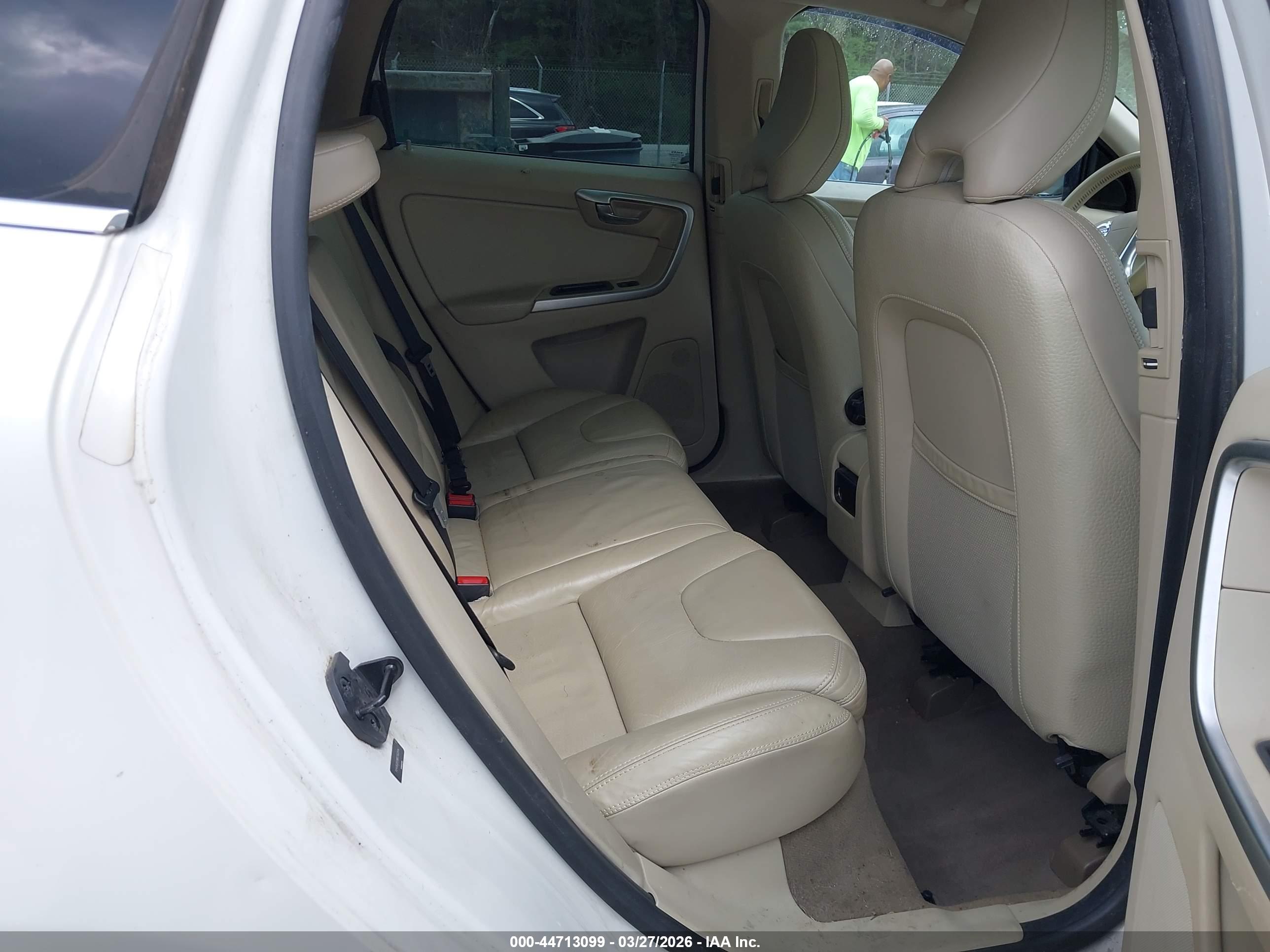 VOLVO XC60 image 8