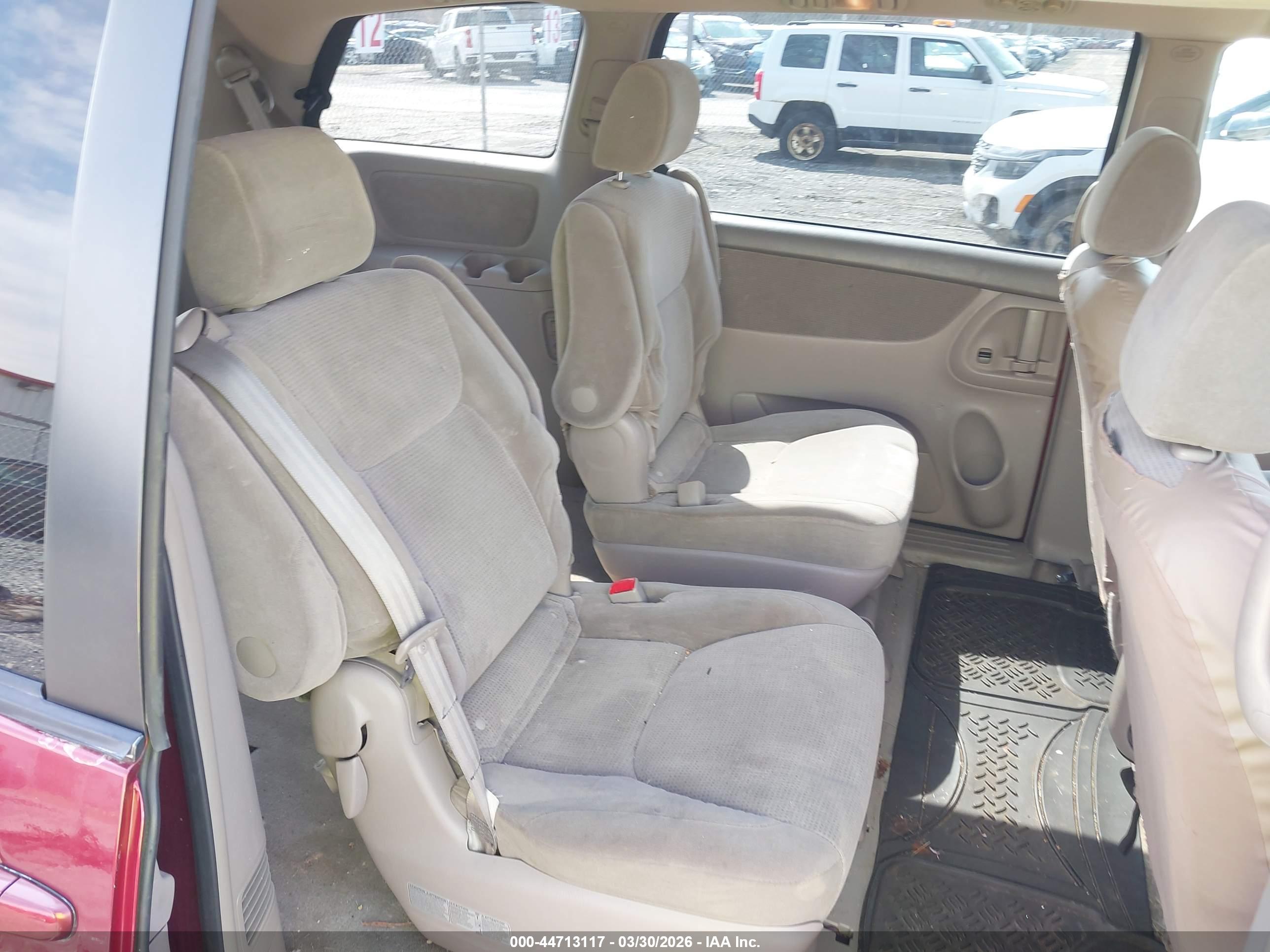TOYOTA SIENNA image 8