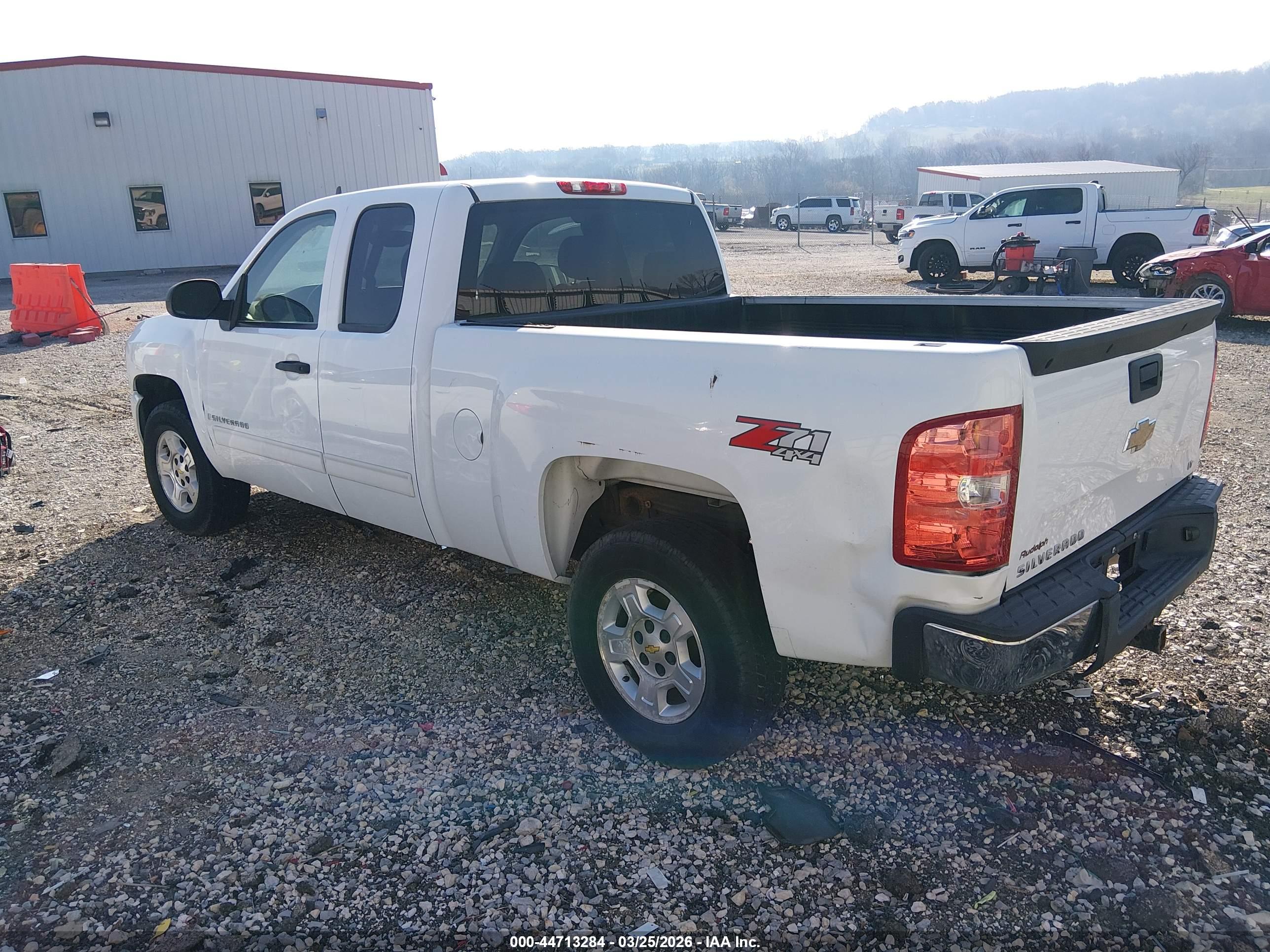 CHEVROLET SILVERADO image 3