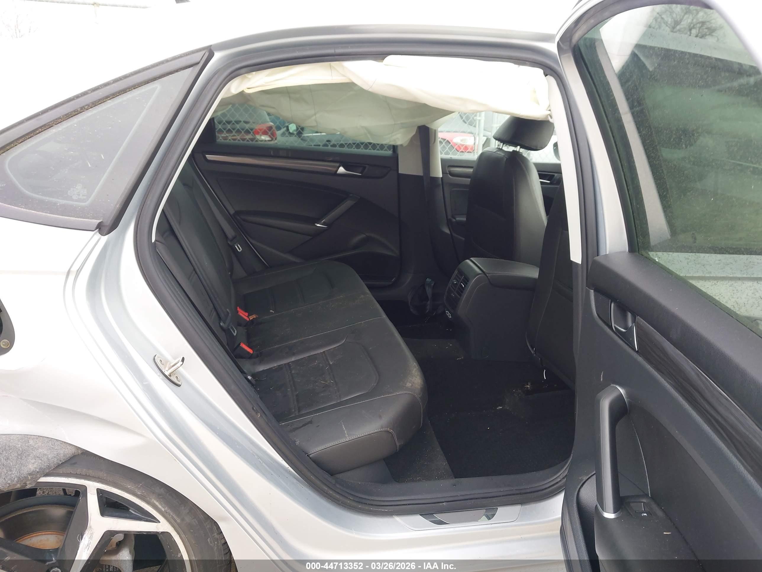 VOLKSWAGEN PASSAT image 8